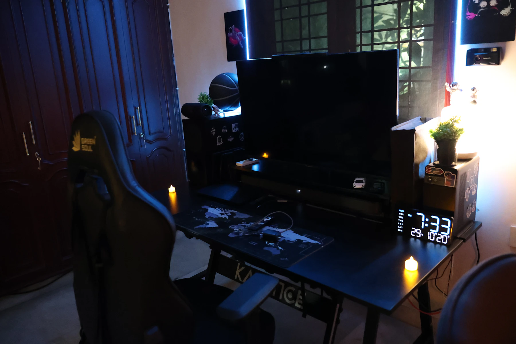 Ambiente contemporâneo com computador e setup gamer iluminado em azul