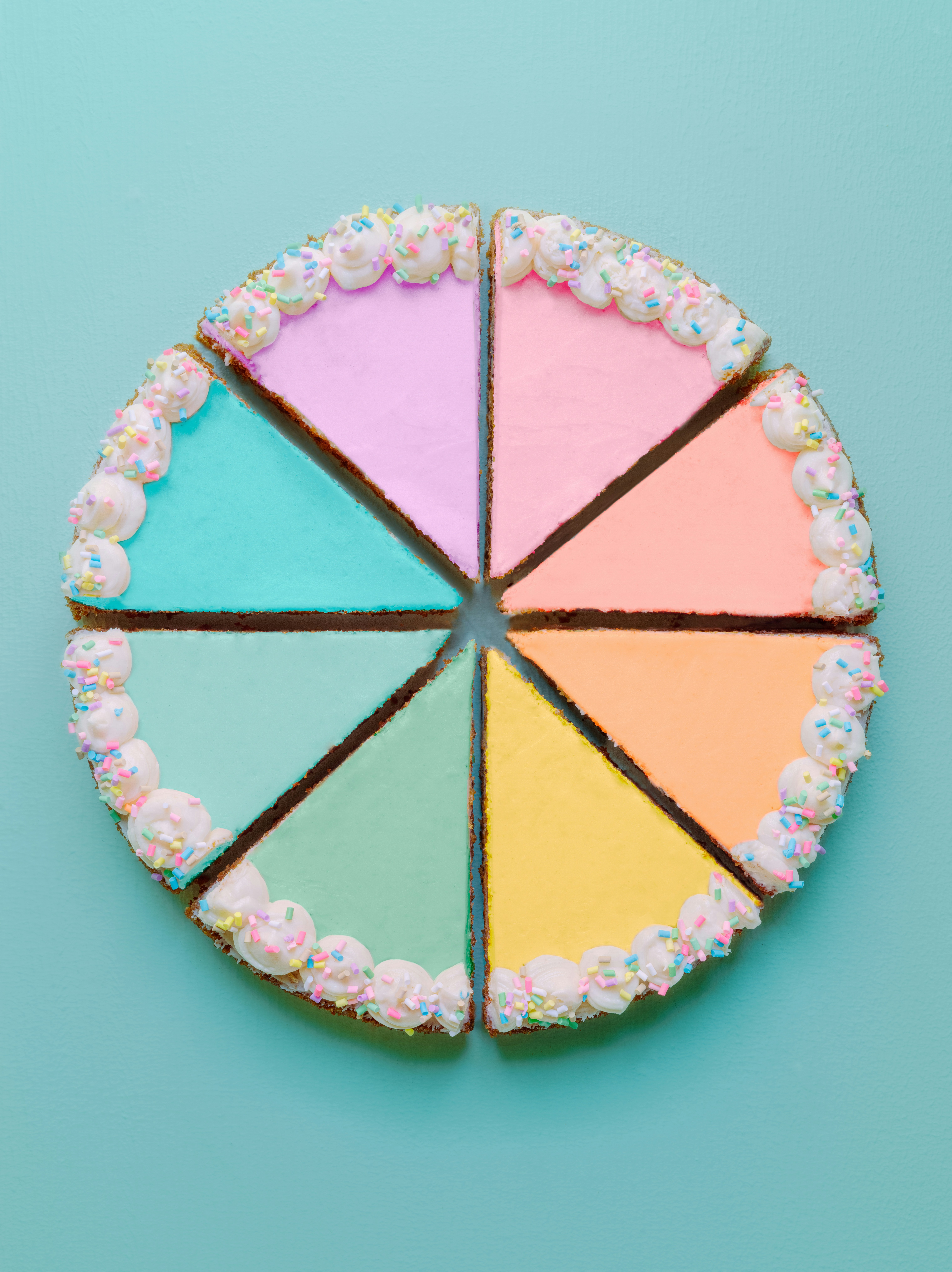 Una torta color pastello tagliata in otto fette