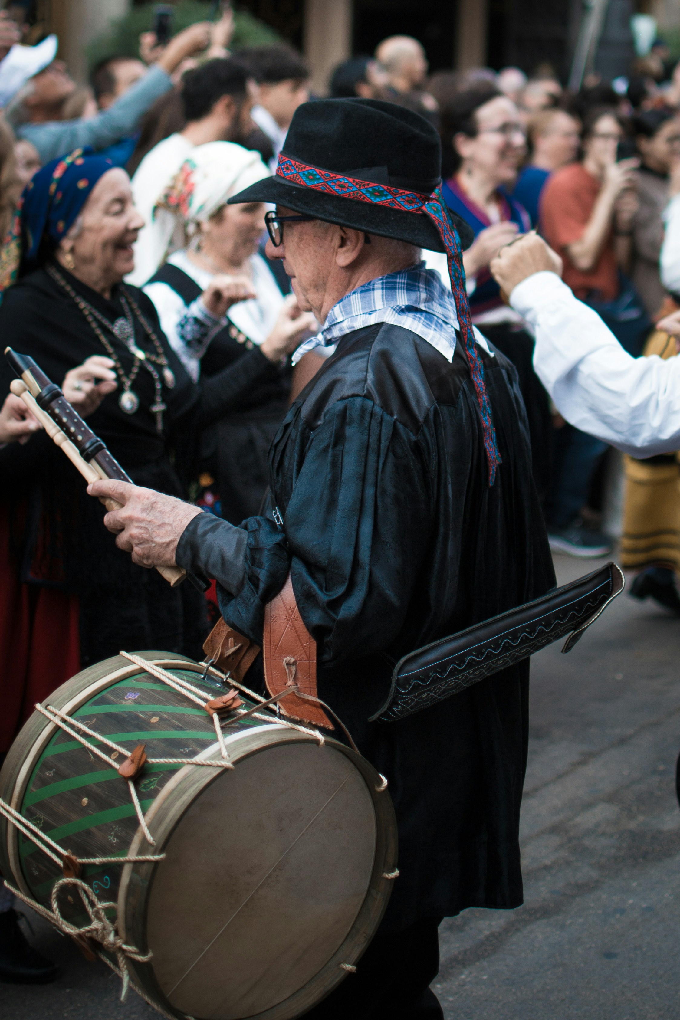 Hombre toca el tambor y la gaita en el festival