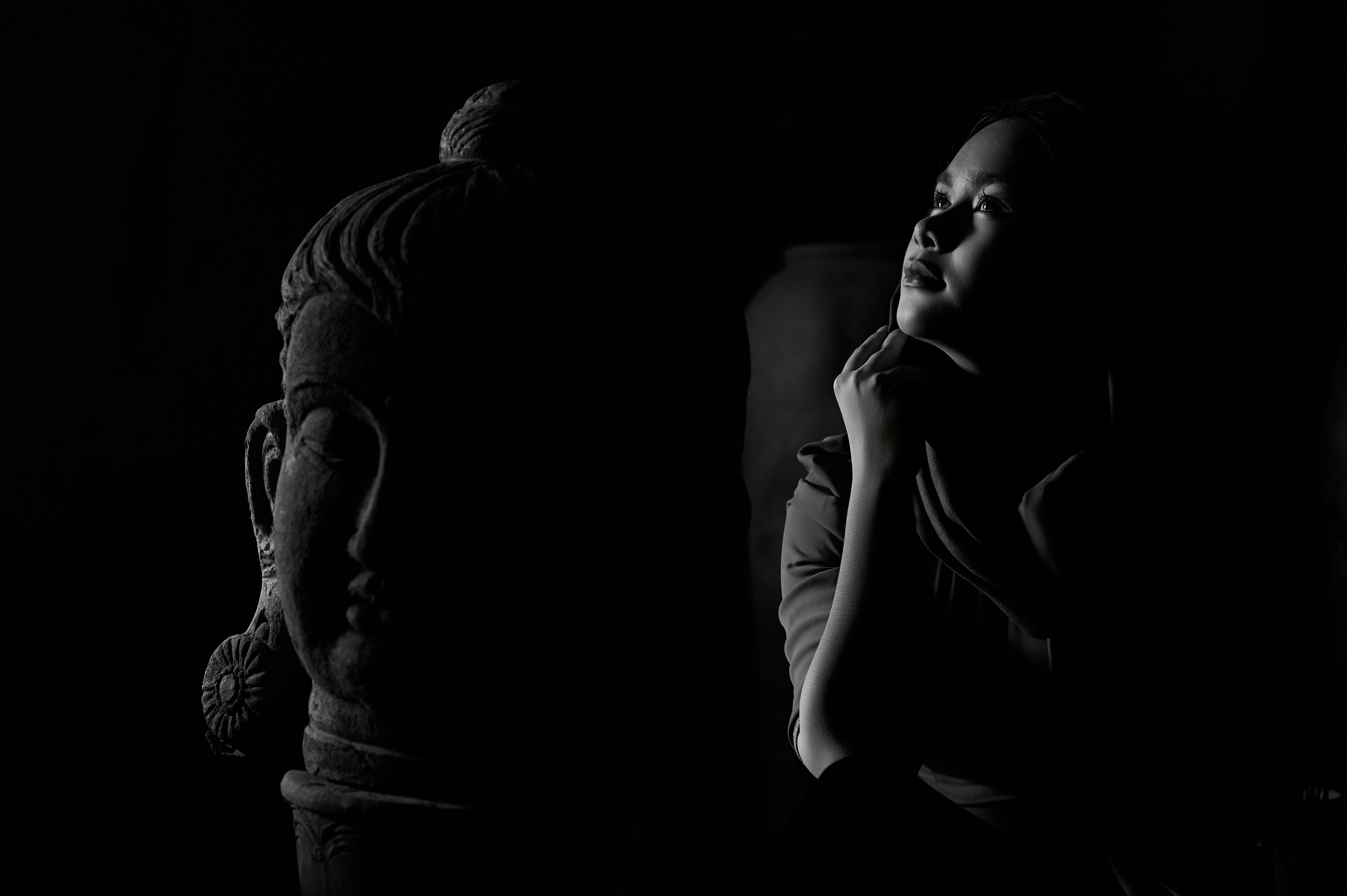 Geçmişteki çocukluk travmalarının ve bastırılmış anıların yetişkinlik üzerindeki etkisini simgeleyen, aynada çocukluk halini gören veya karanlık bir çocukluk gölgesiyle duran hüzünlü bir yetişkin figürü.