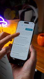 Hands scrolling through article on smartphone screen of a smartphone