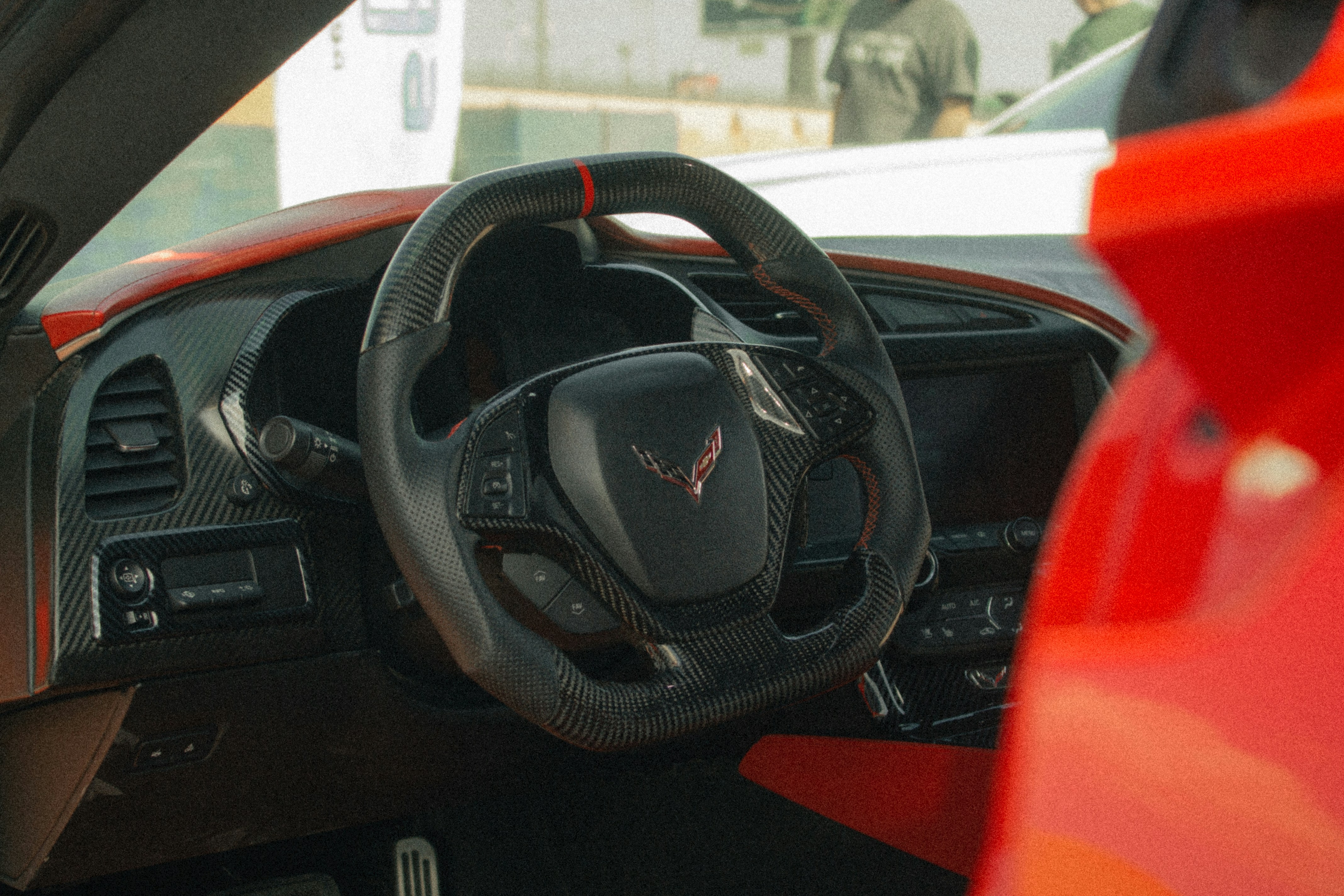 Nahaufnahme des Lenkrads und des Armaturenbretts eines modernen Autos