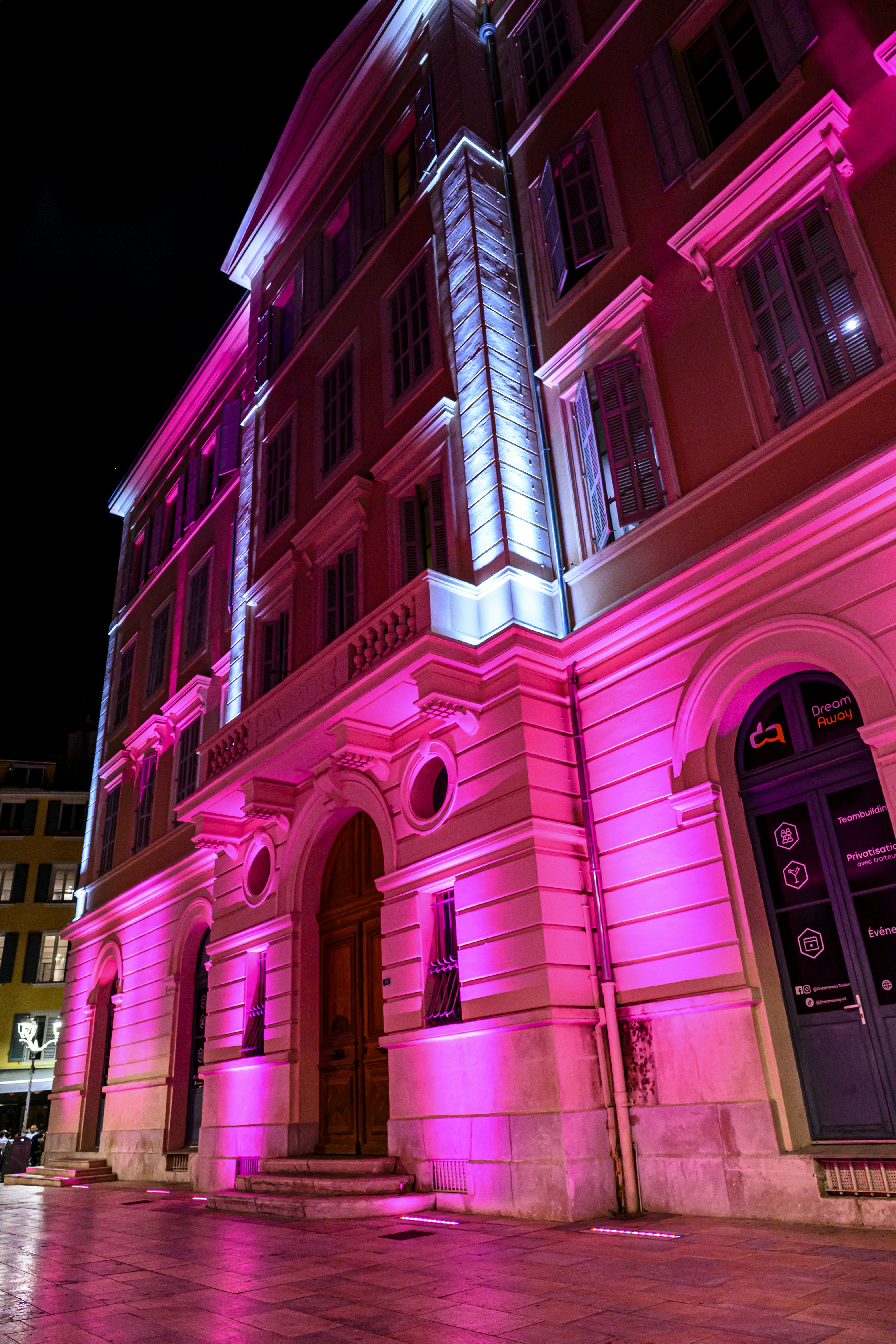 밤에는 분홍색과 흰색의 조명으로 밝혀진 건물