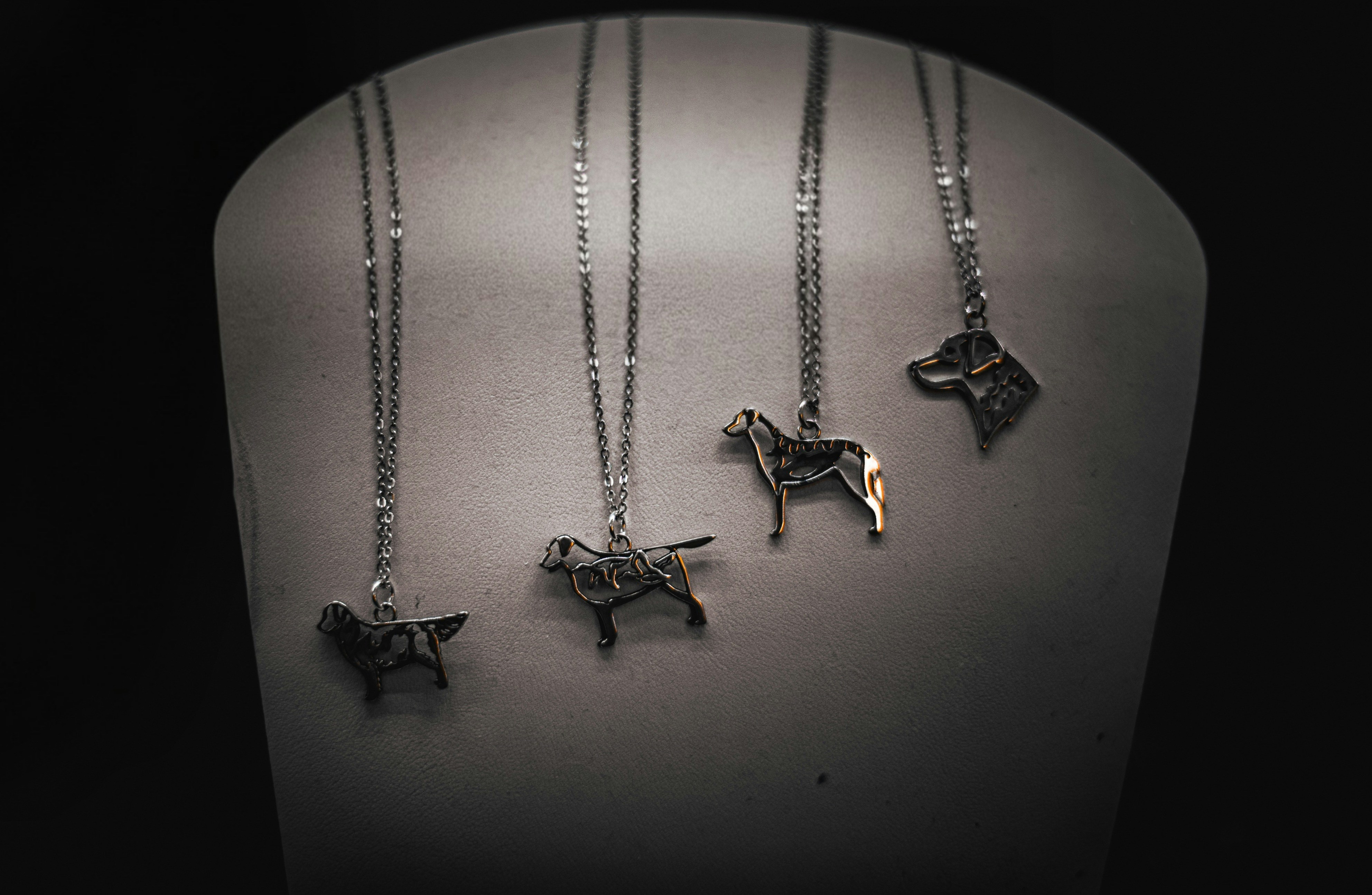 Özgürlük ve macera tutkusunu simgeleyen, doğada ufka bakan bir gezgin veya yıldızlı gökyüzü altında Yay burcu sembolü.