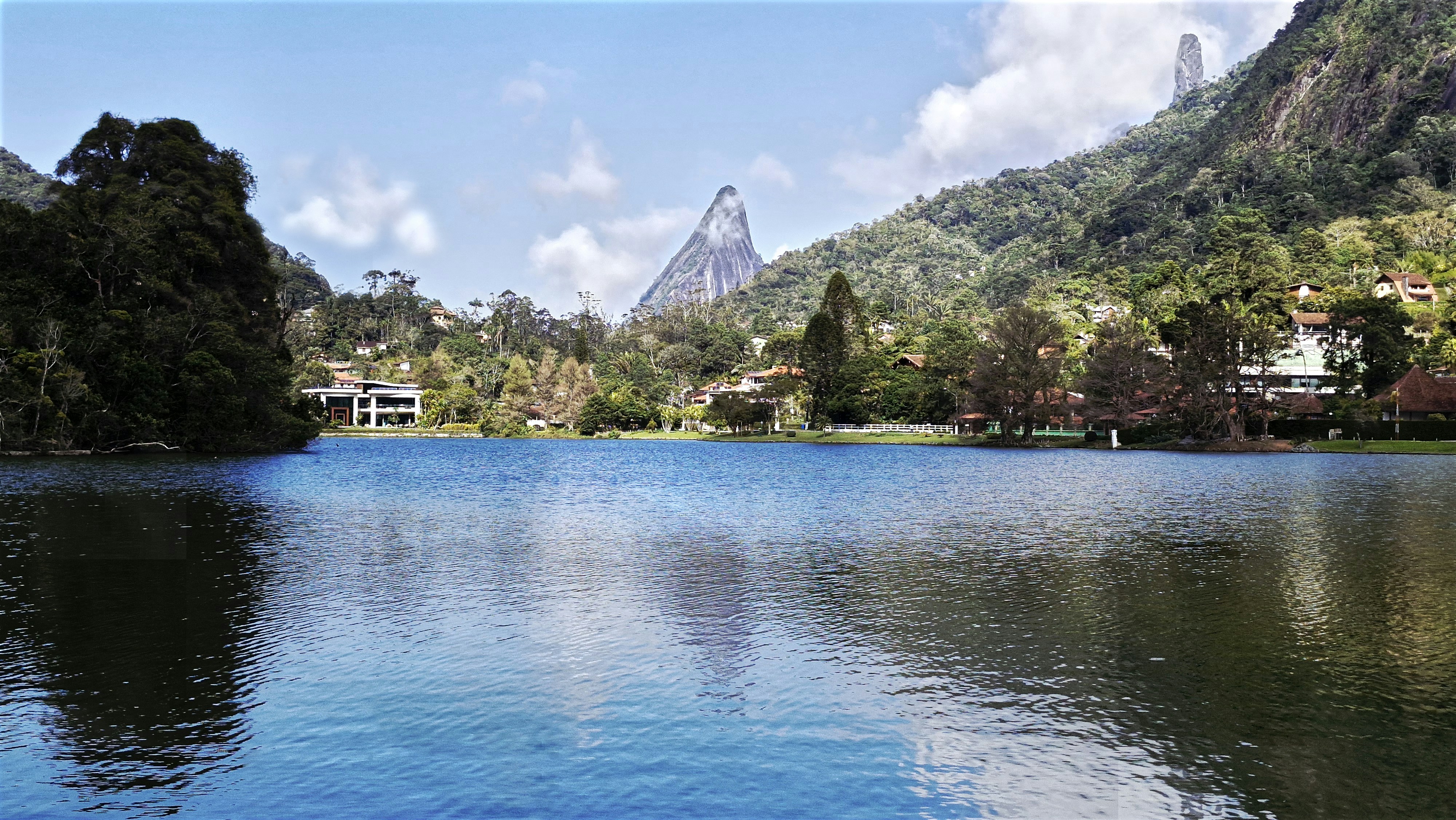 Teresópolis, Brazil - Lago Comary, localizado em Teresópolis, na região serrana do Rio de Janeiro. O lago é uma formação artificial criada na década de 1950. Ele fica ao lado da Granja Comary, o centro de treinamento da Seleção Brasileira de Futebol.