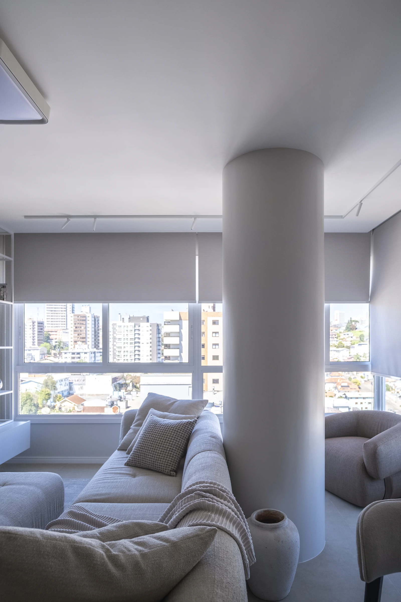 Vista desde departamento de lujo con ventanales panorámicos hacia la ciudad