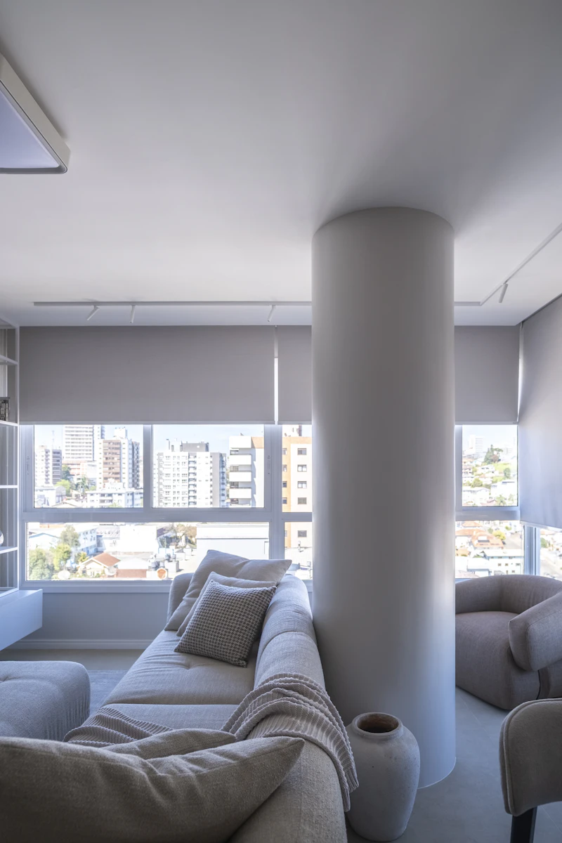 Vista desde departamento de lujo con ventanales panorámicos hacia la ciudad