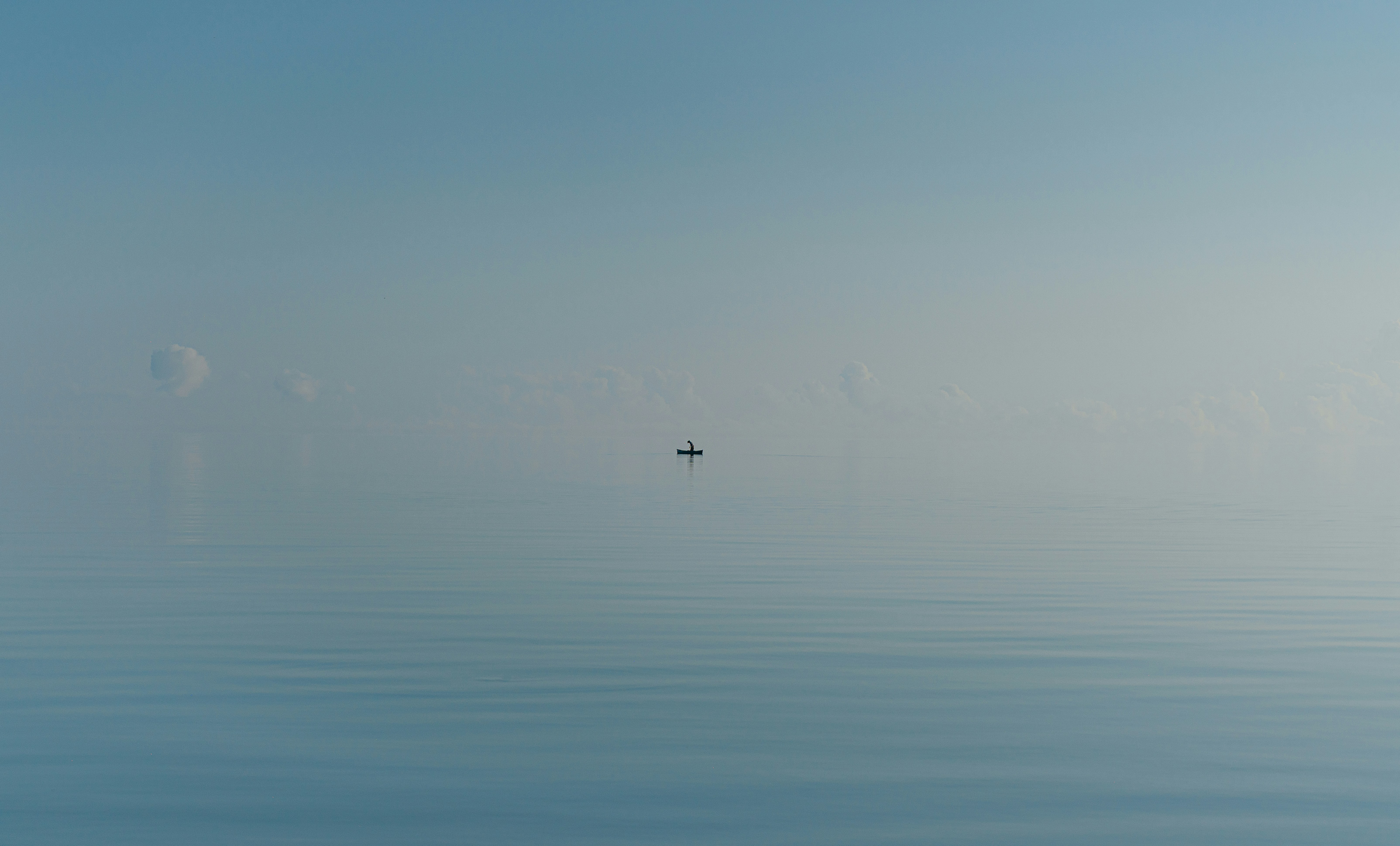 Bote de pesca al amanecer en aguas tranquilas