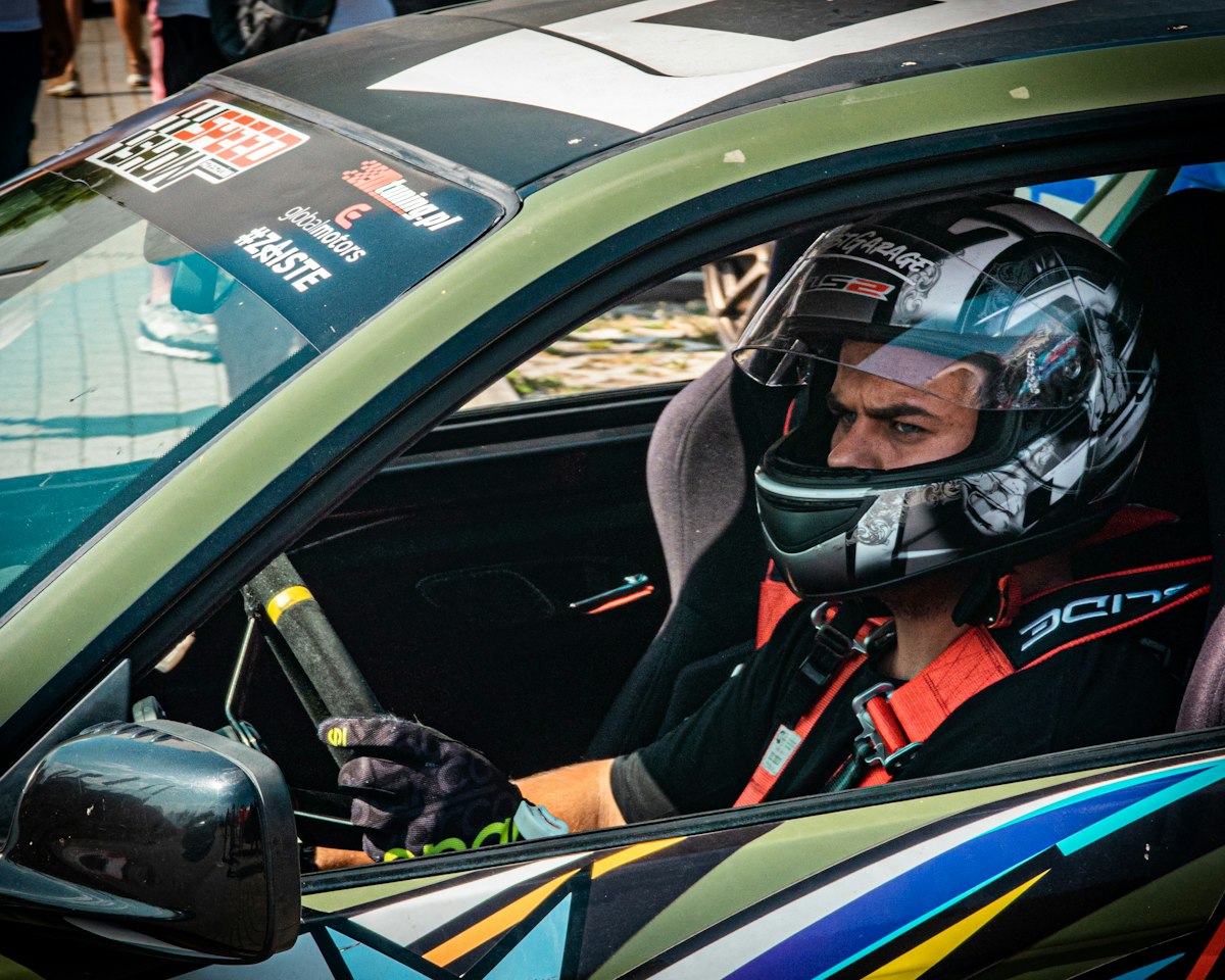 Pilote portant casque et gants de course