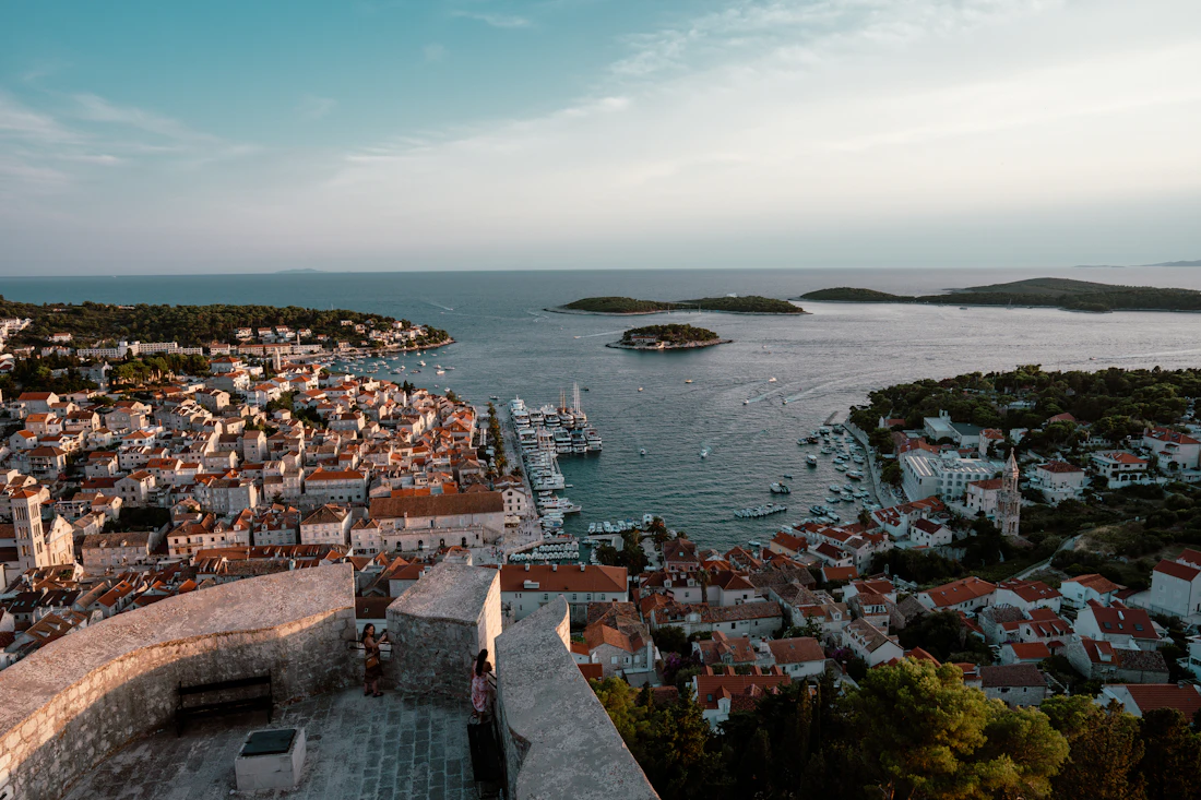 Vue panoramique de Hvar et de son port dans l’Adriatique