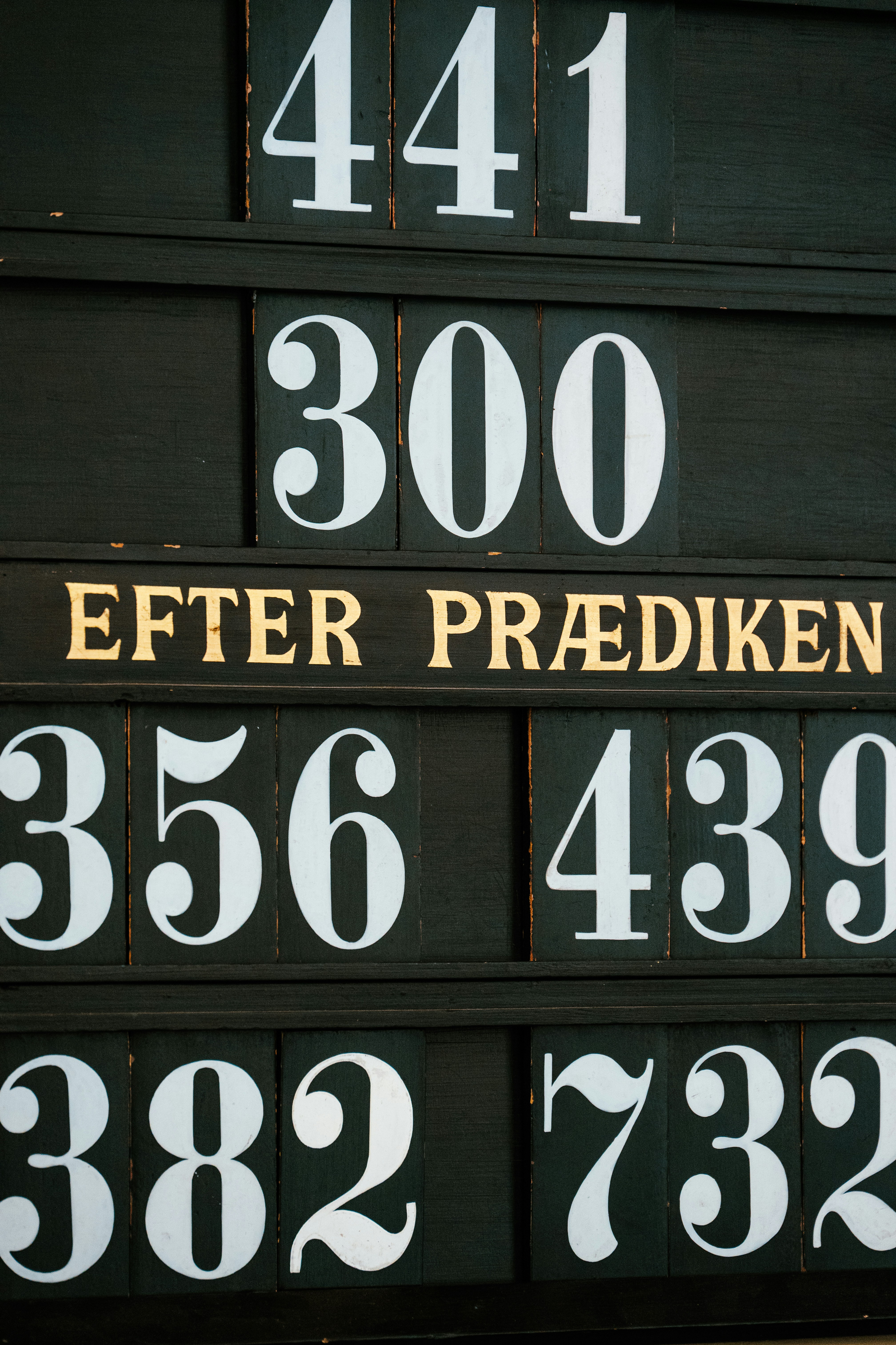 Números em um quadro escuro com texto