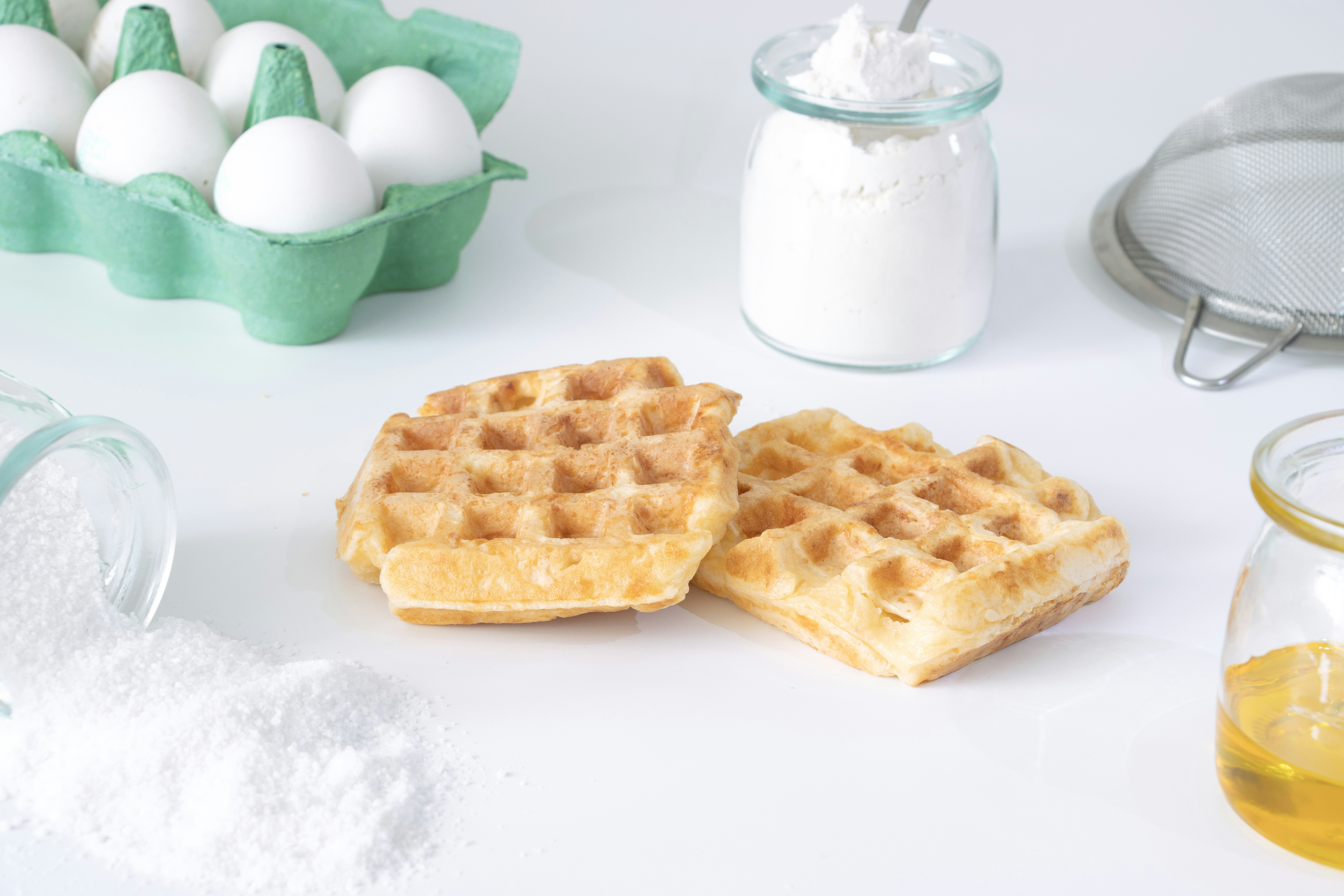Due waffle con ingredienti da forno su una superficie bianca