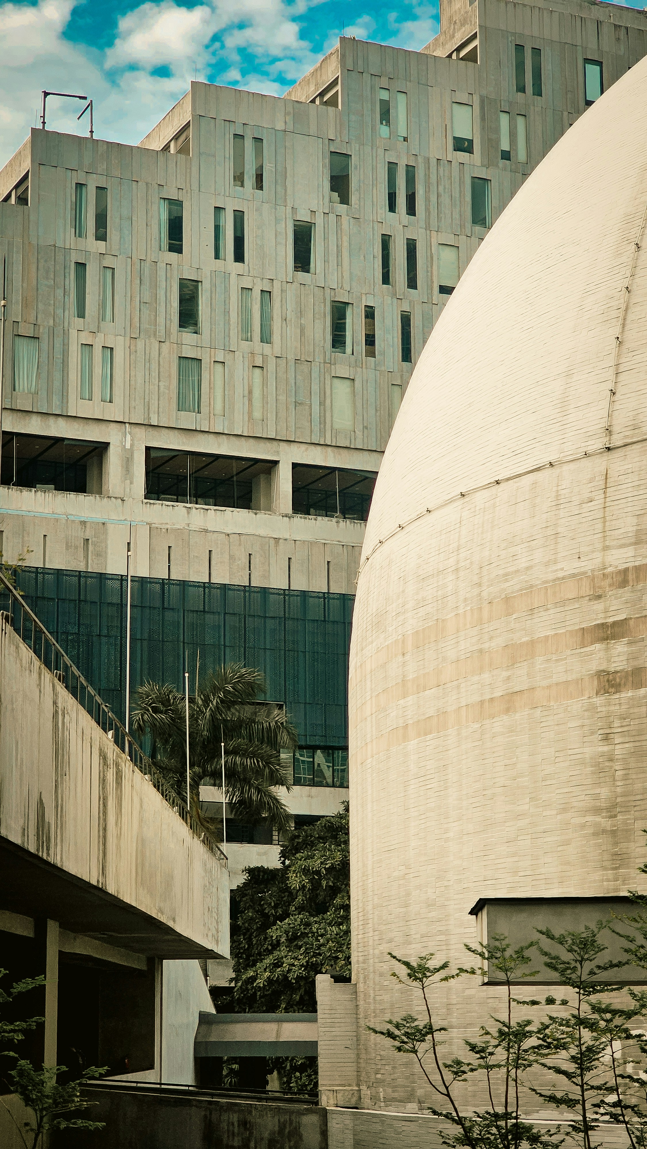 Modernos edificios de hormigón y una estructura abovedada.