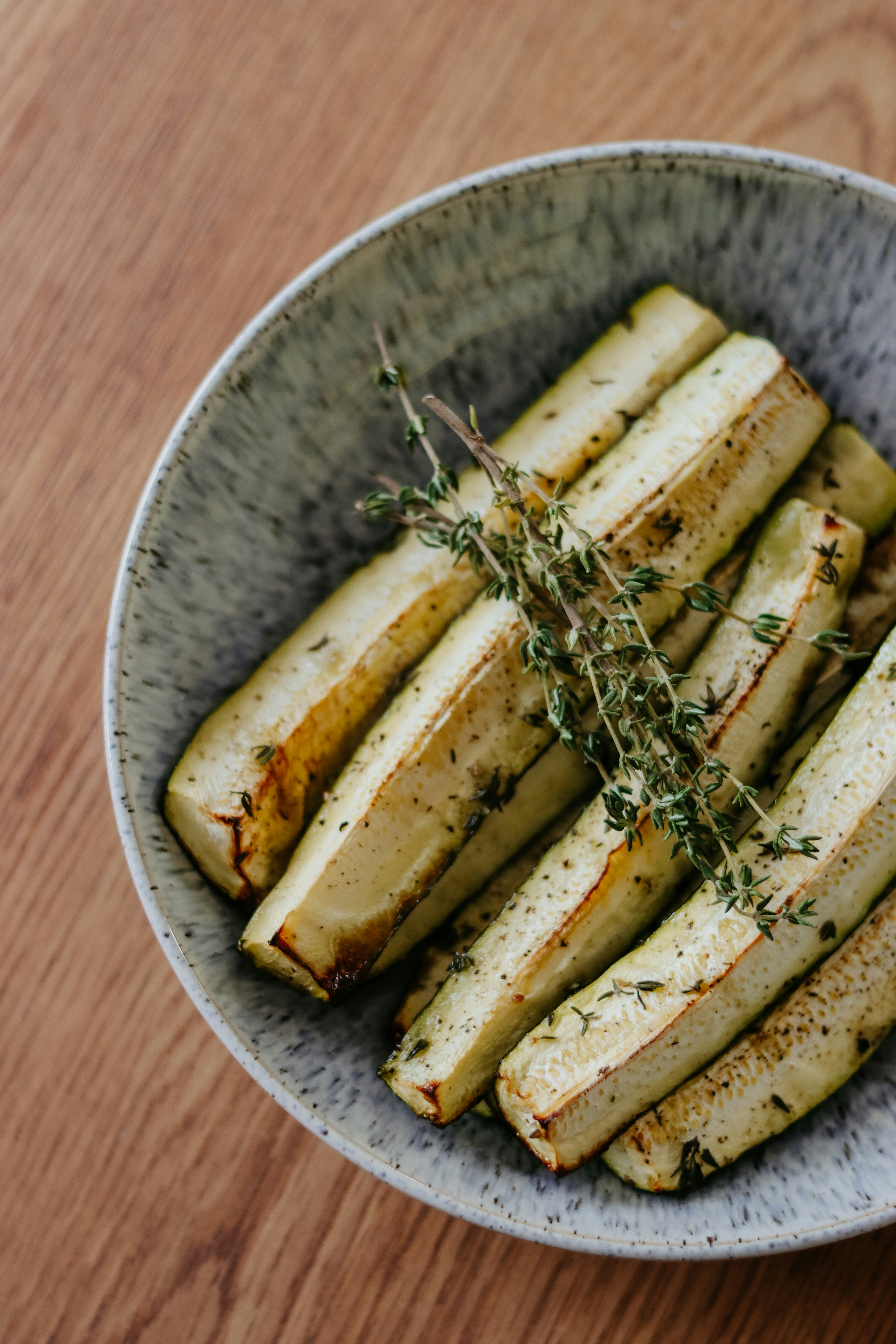 Frites de panais rôtis au thym frais dans un bol