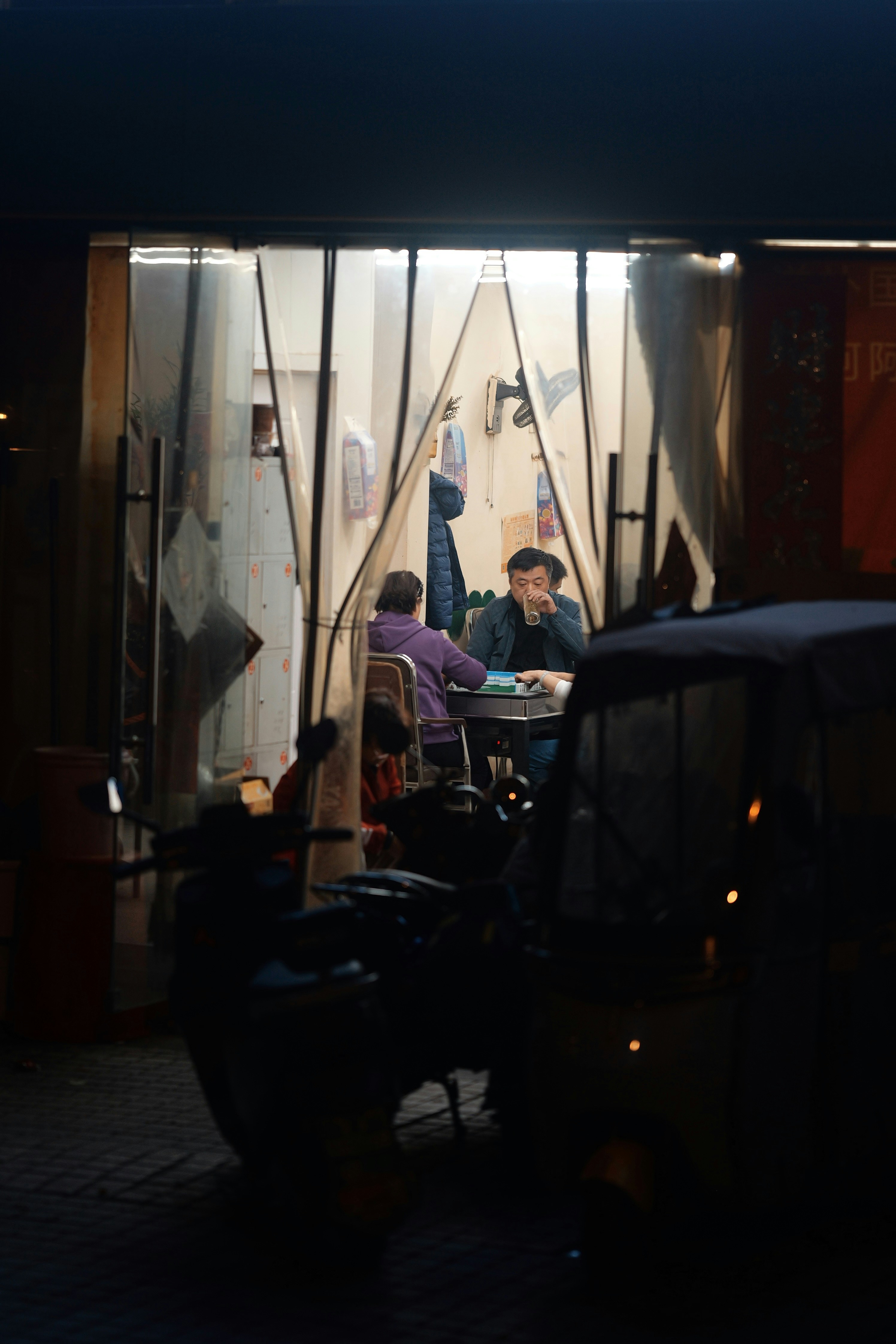 Zwei Personen sitzen an einem Tisch in einem Geschäft.