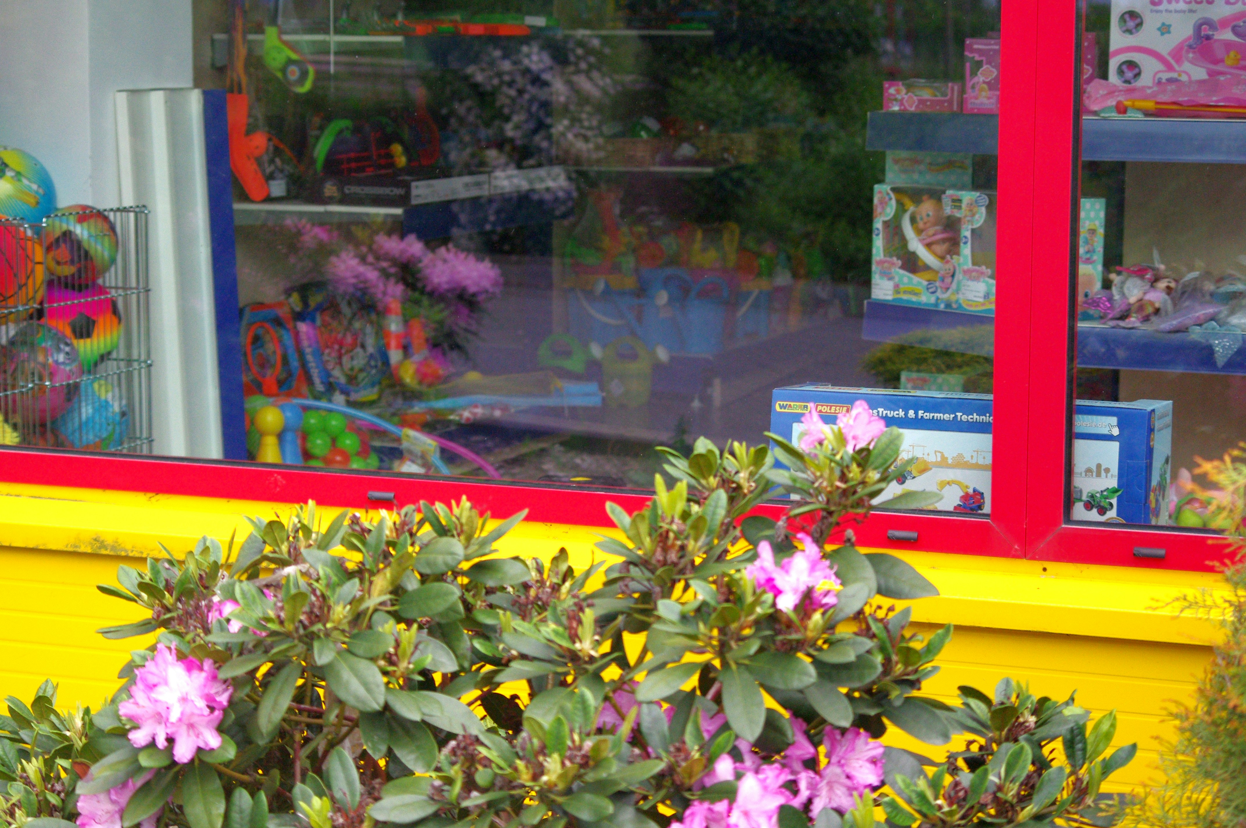 Why Micro‑Experience Merchandising Is the Competitive Edge for Toy Shops in 2026