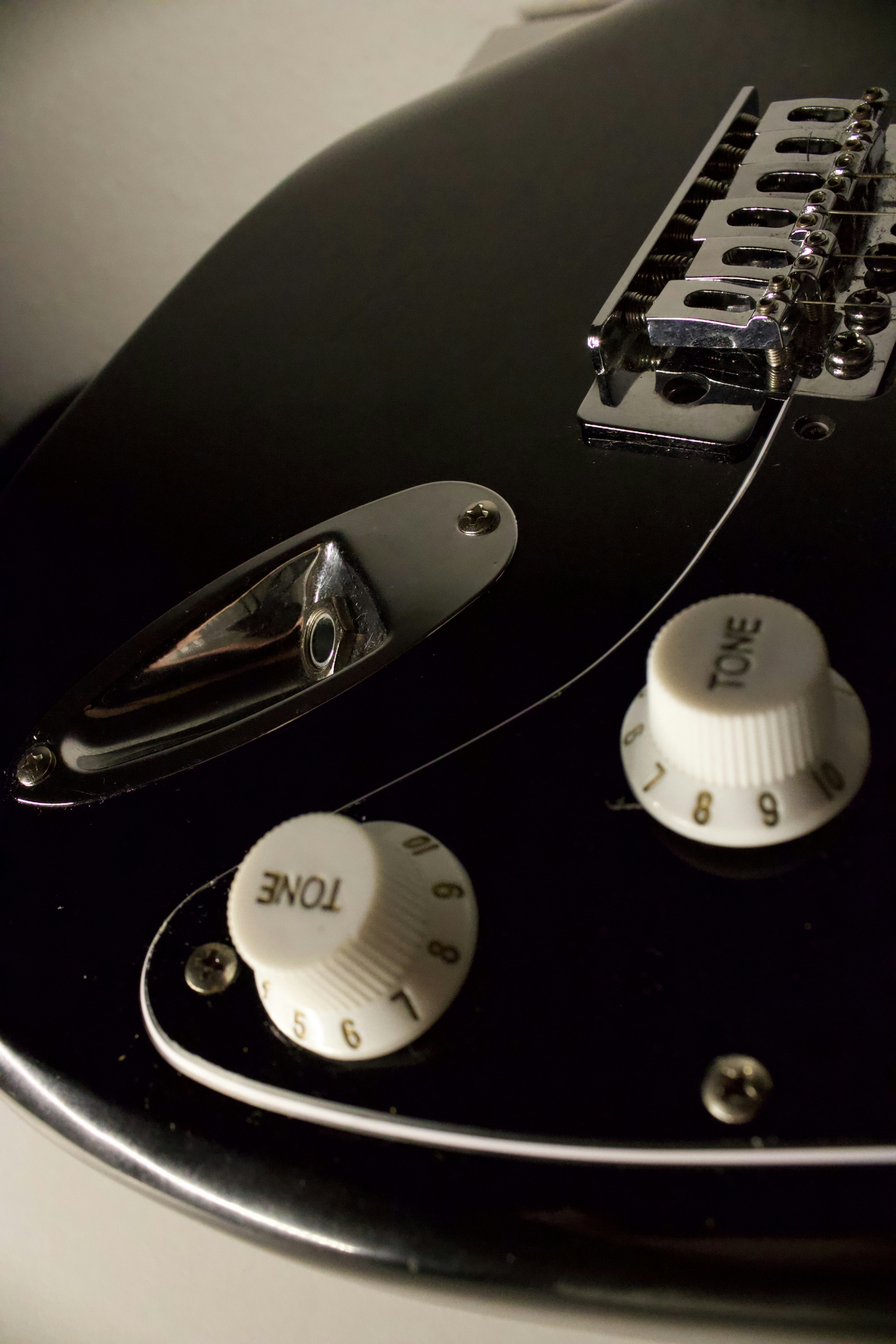 Nahaufnahme der schwarzen E-Gitarren-Bedienelemente