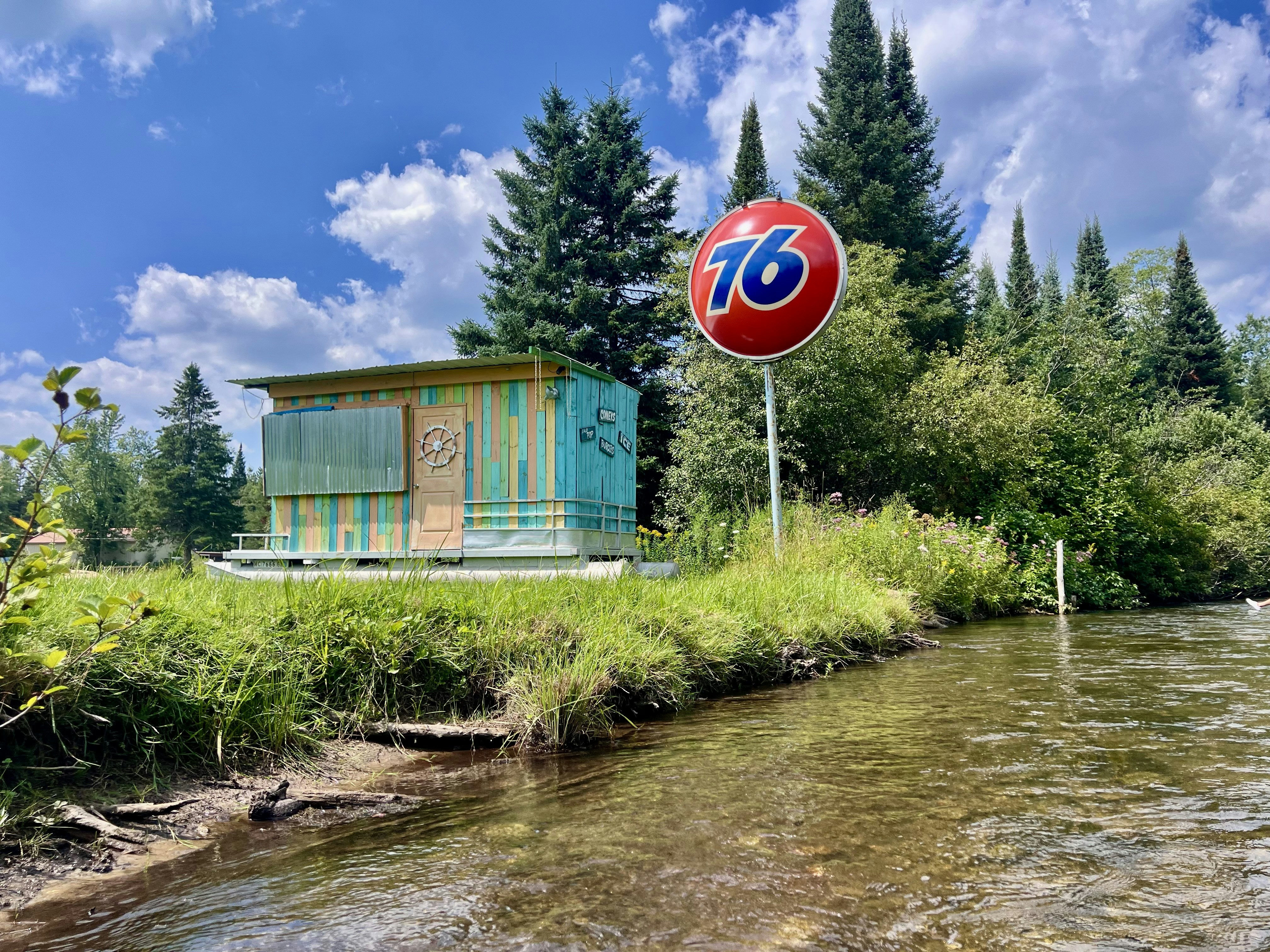 Piccolo edificio con segno 76 vicino al ruscello