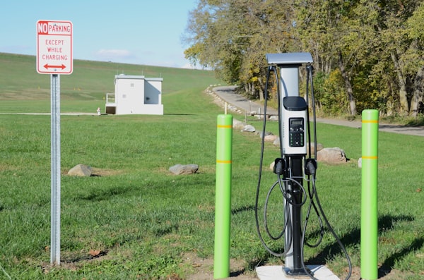 Ladestation auf einer grünen Fläche