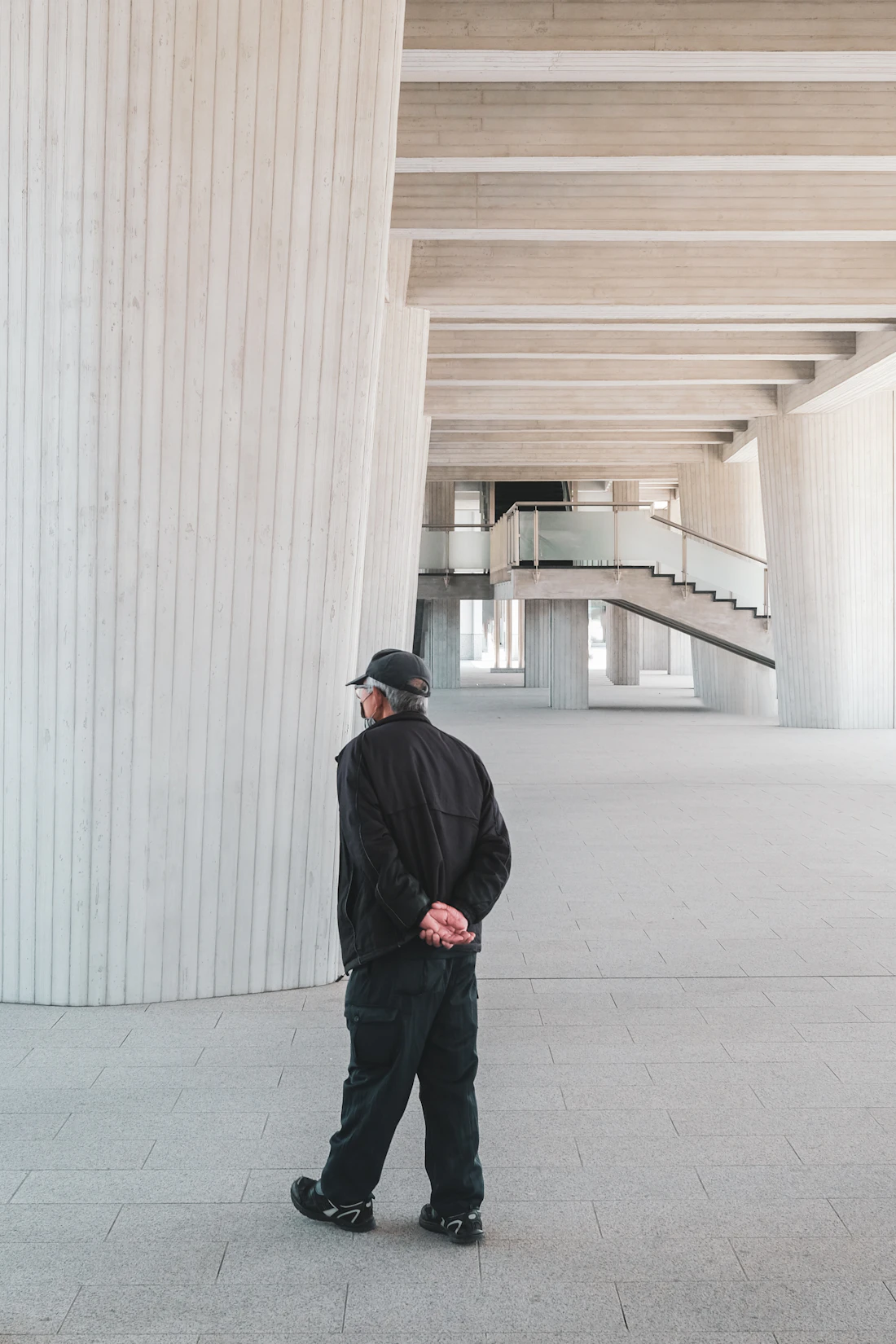 Figura solitária em uma composição de arquitetura contemporânea