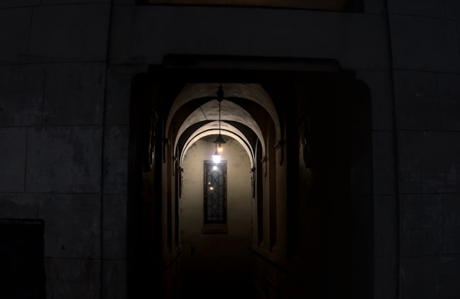 Couloir sombre et mystérieux avec une lumière au fond