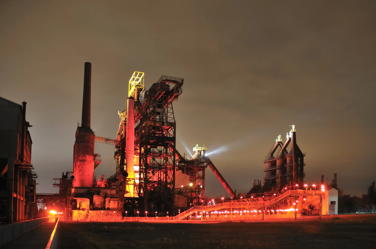 Site industriel éclairé de nuit, vu depuis les airs