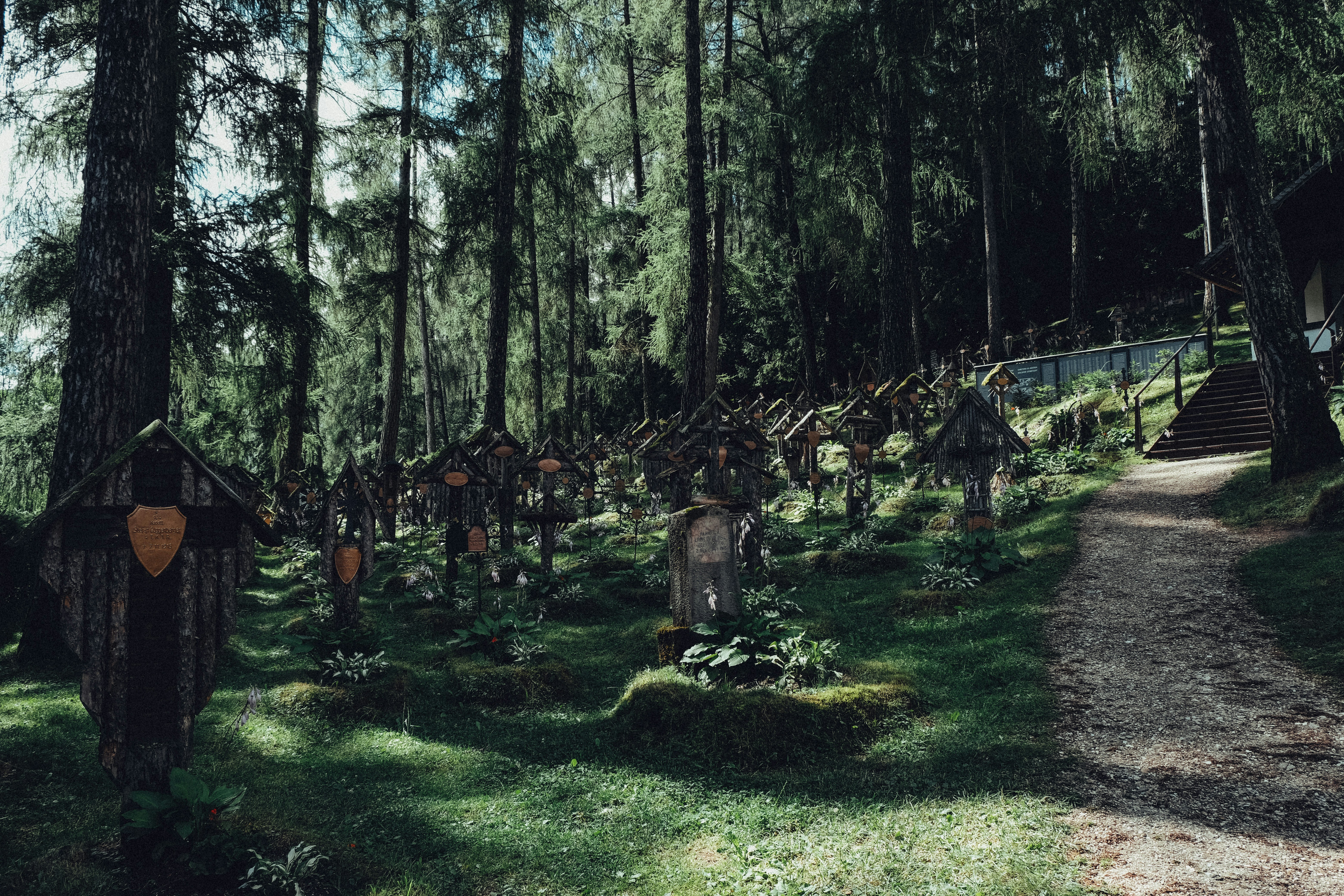 A path inside the cemetery.