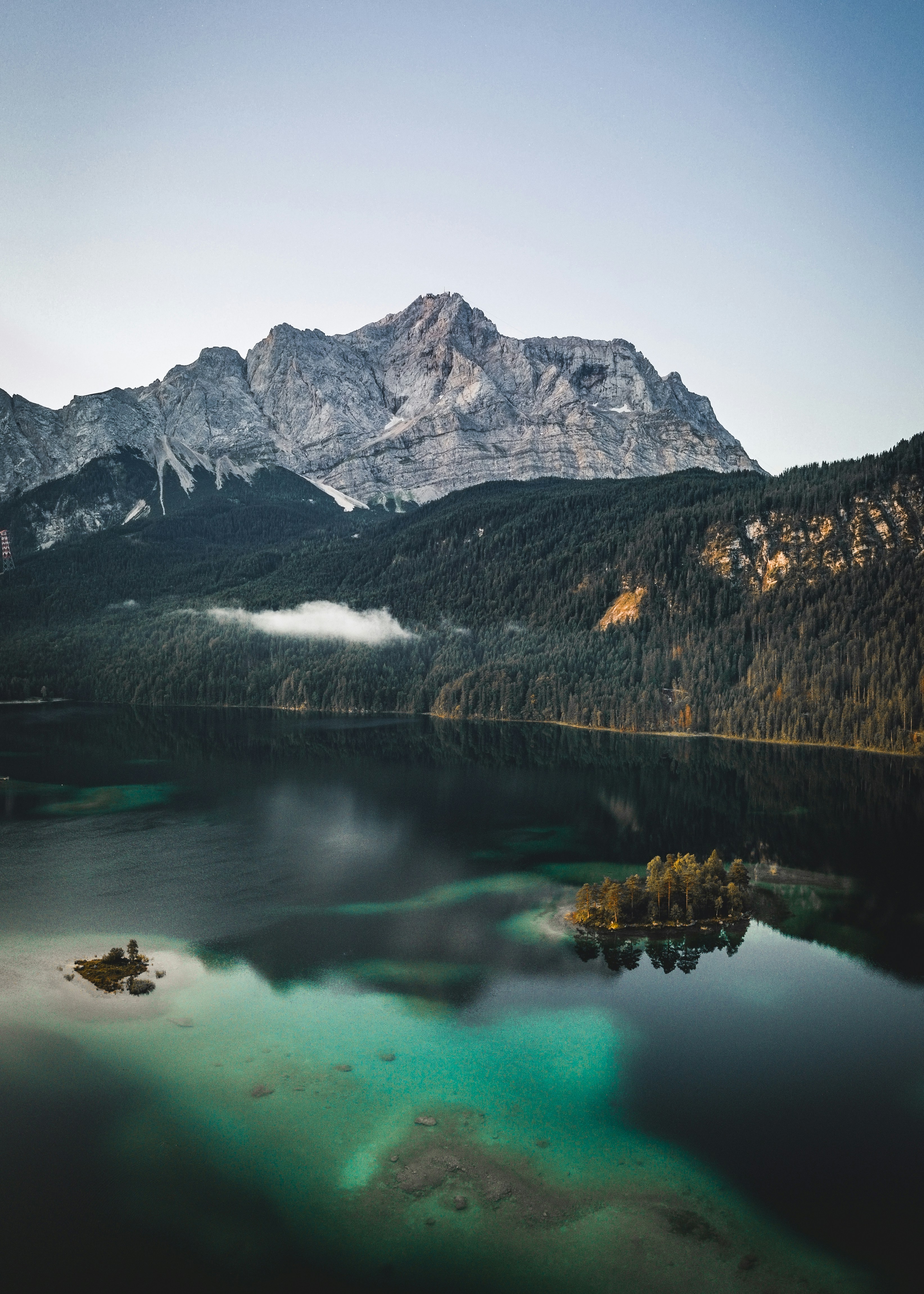 Majestuosa cordillera reflejada en un lago claro