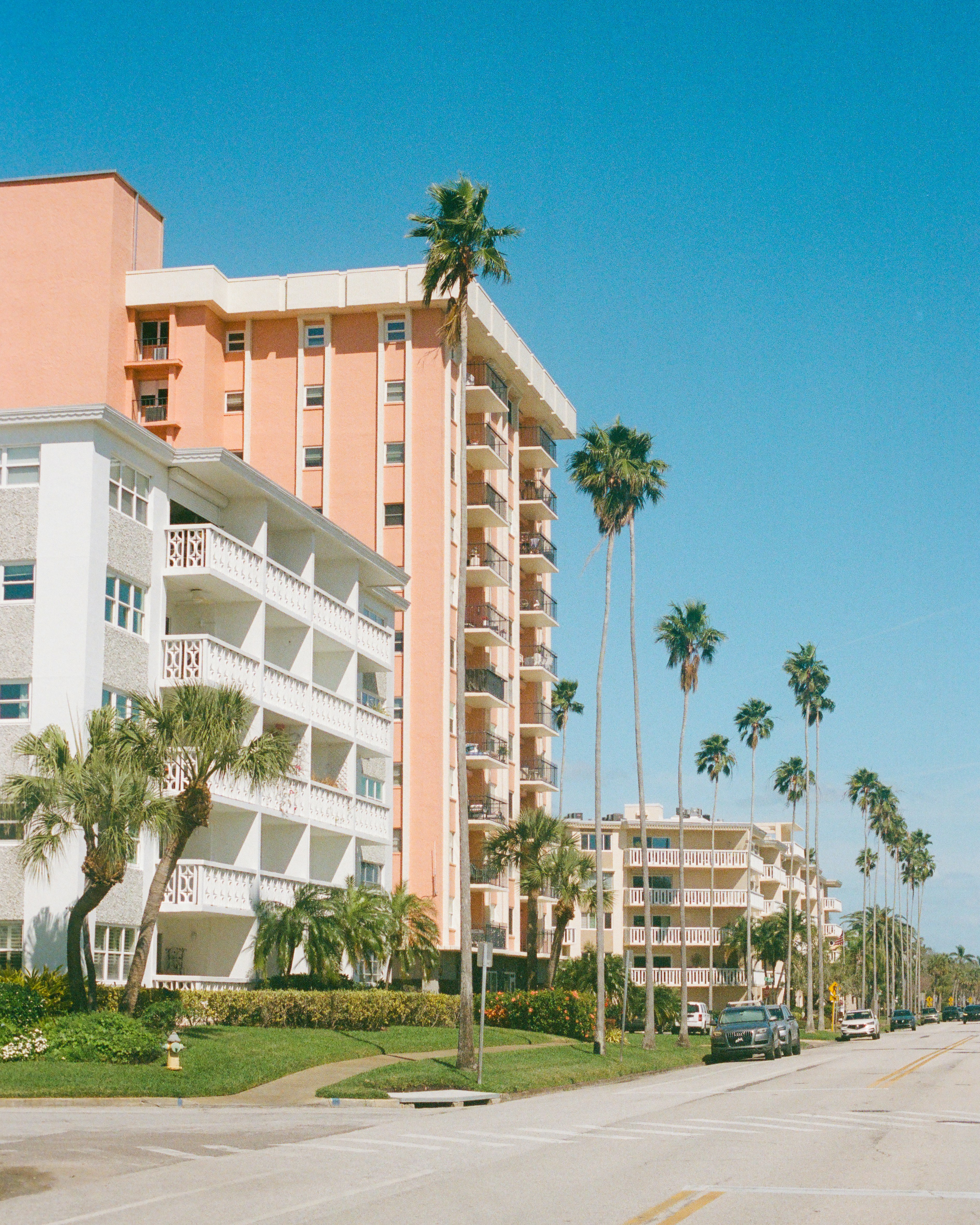 coastal apartment interior, wallpaper, Coastal Studio Apartment: Design & Decor Ideas 5