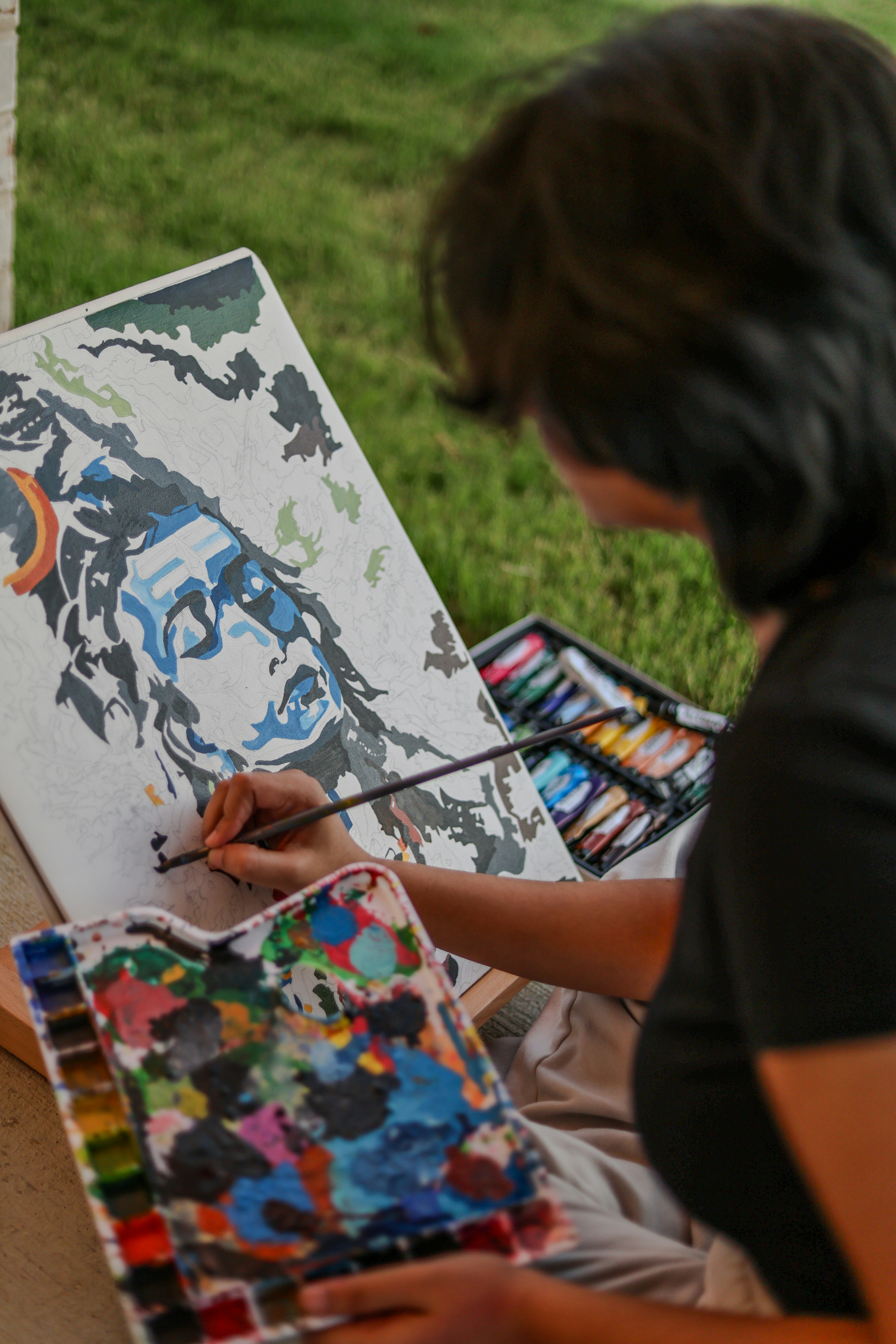 L’artiste peint un portrait du seigneur Shiva