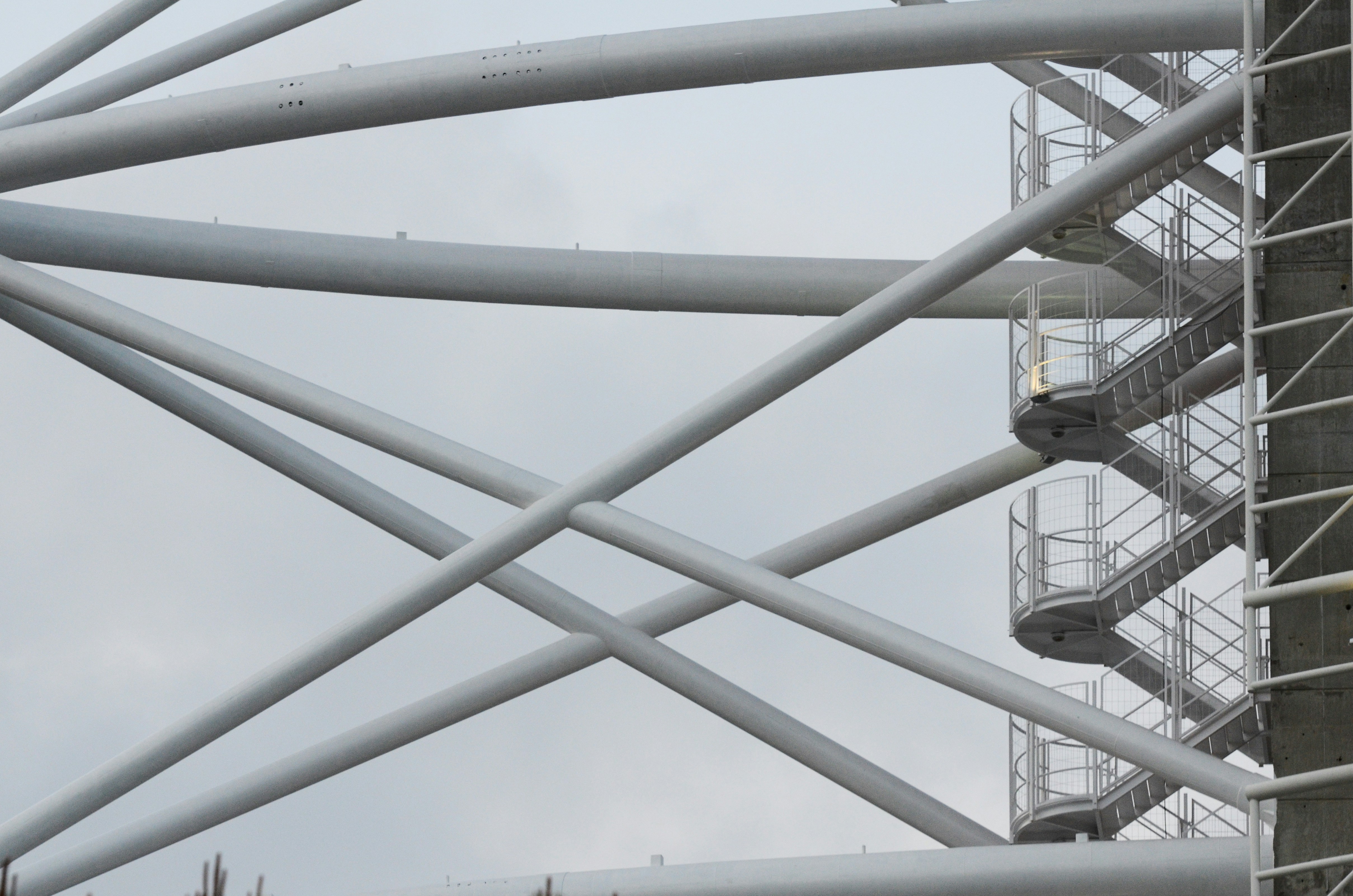 기하학적 구조를 형성하는 백색 금속 빔