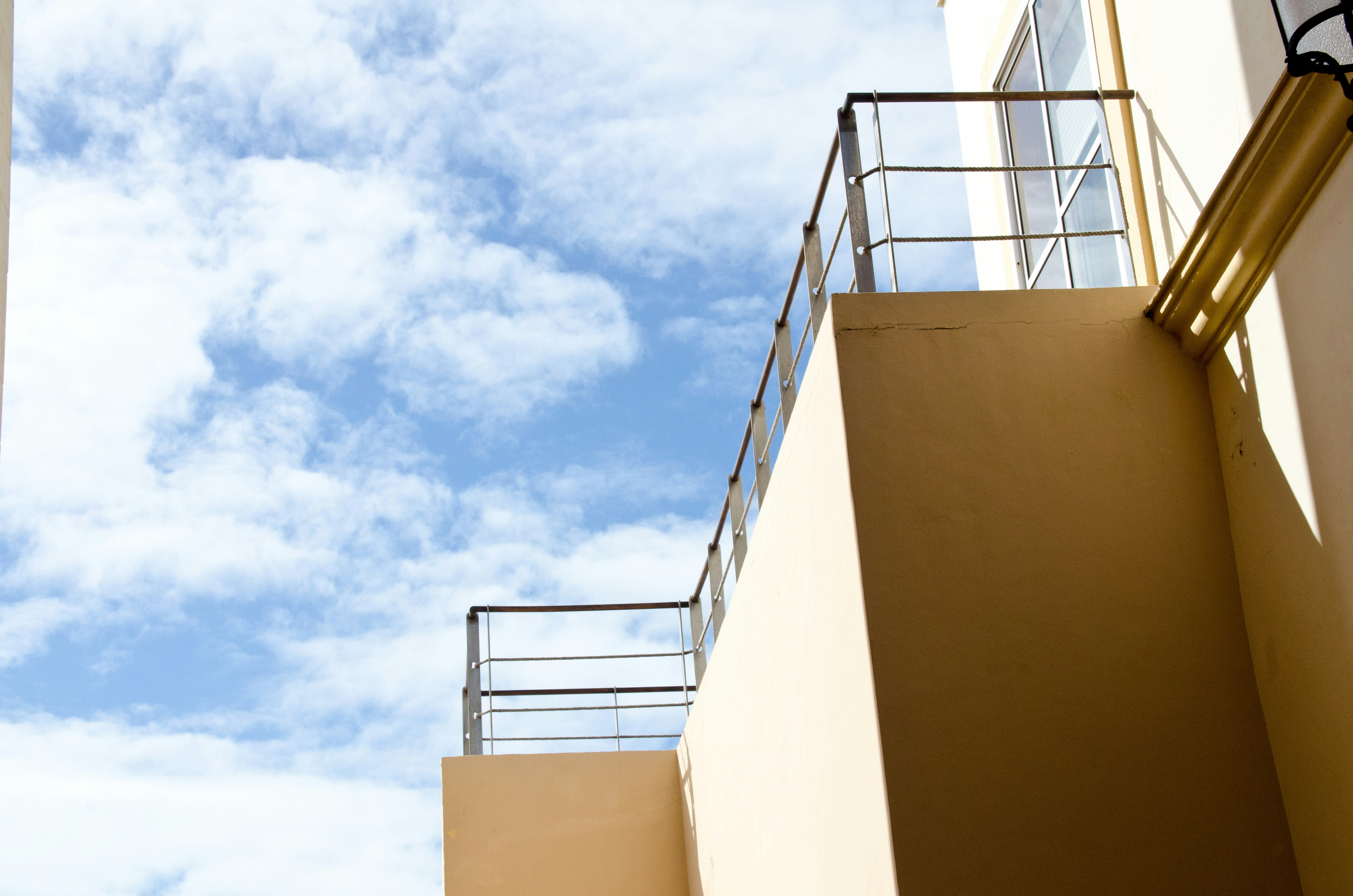 푸른 하늘을 배경으로 발코니가 있는 건물 외관