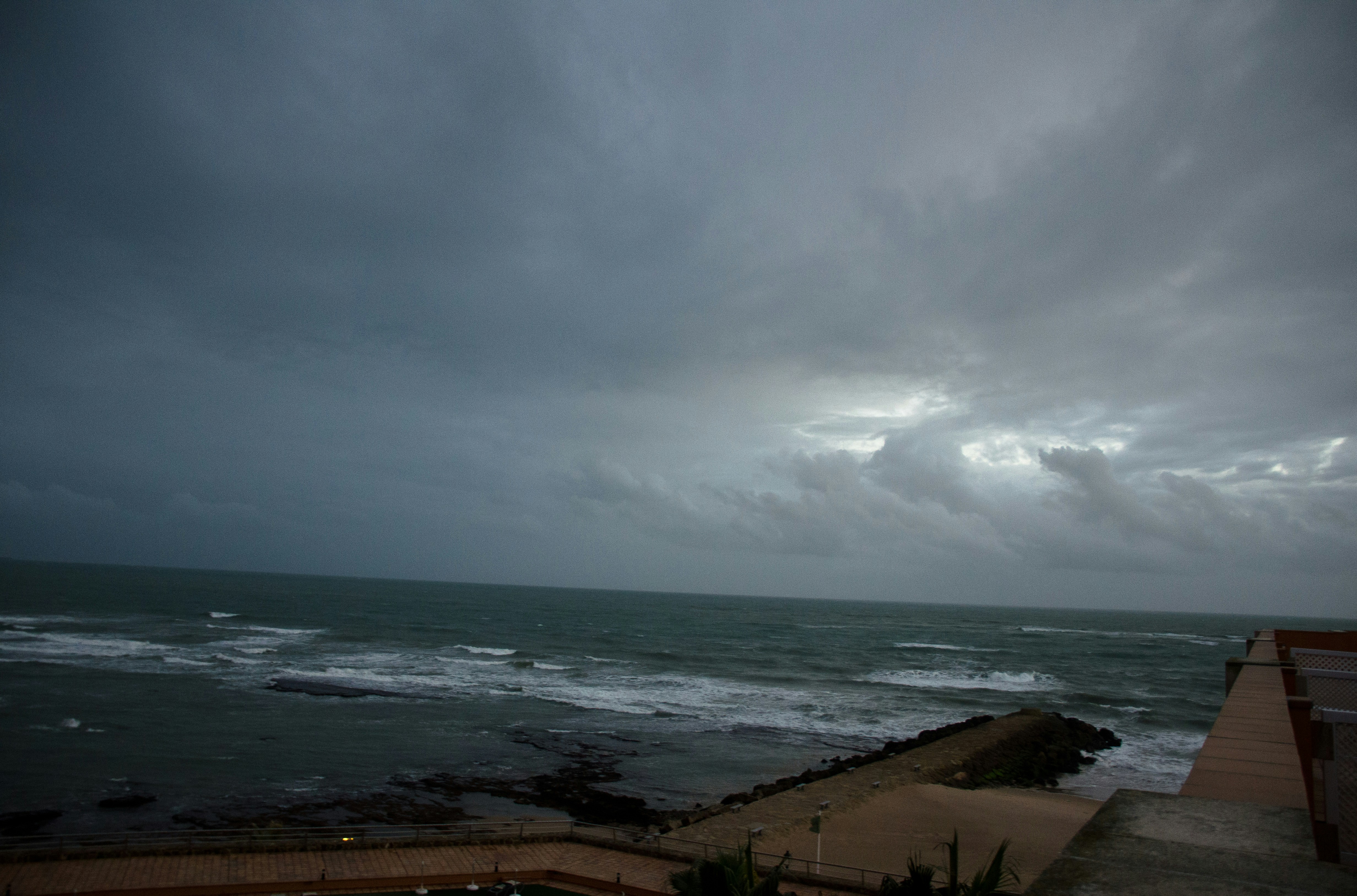 고르지 못한 파도 위의 어두운 폭풍우 구름