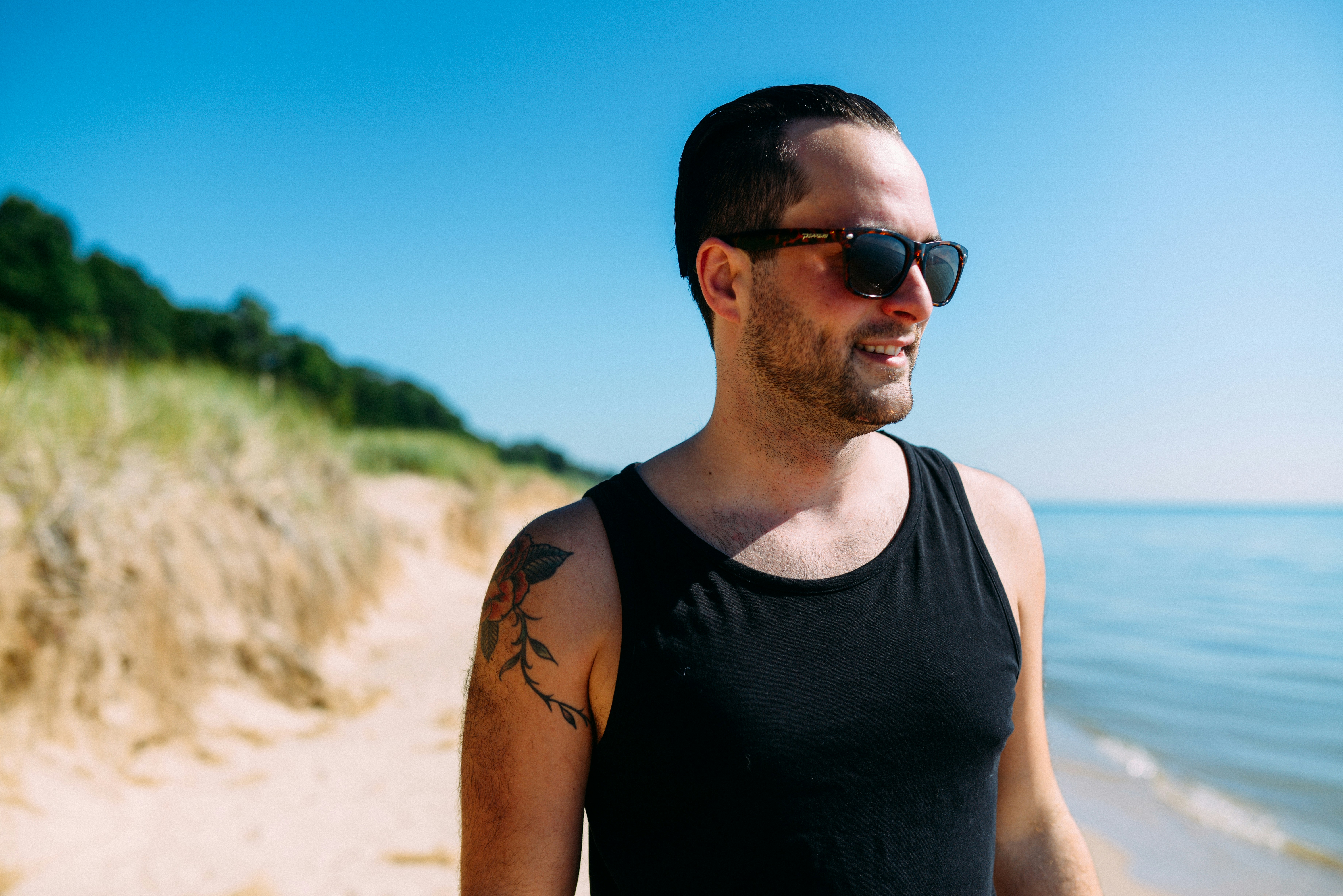 햇볕이 잘 드는 해변에서 선글라스를 끼고 있는 남자