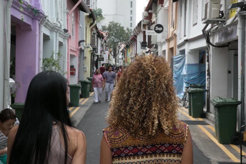 dos mujeres caminando por una calle colorida