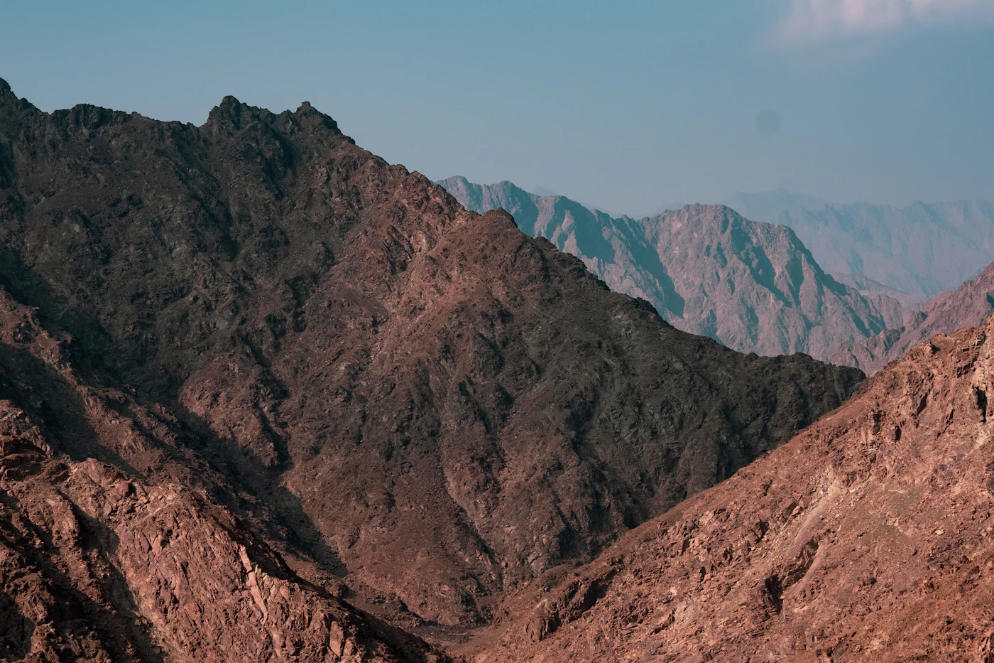 Karges Gebirgspanorama im Emirat Fujairah