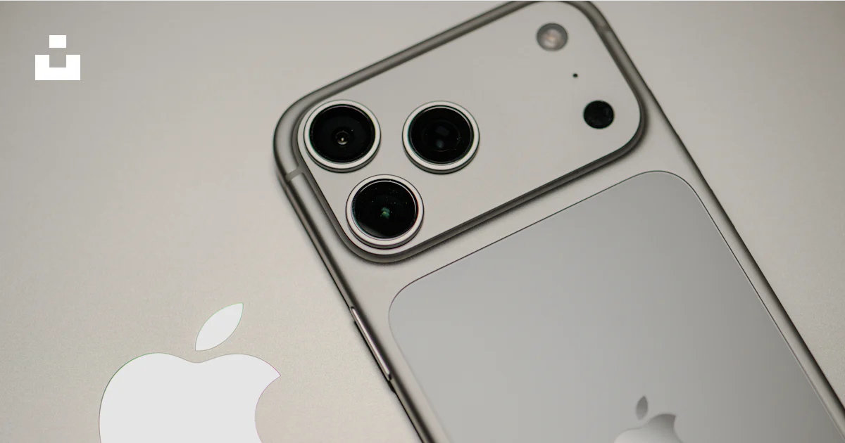 Close-up of a silver iPhone with apple logo. photo – Free Technology ...