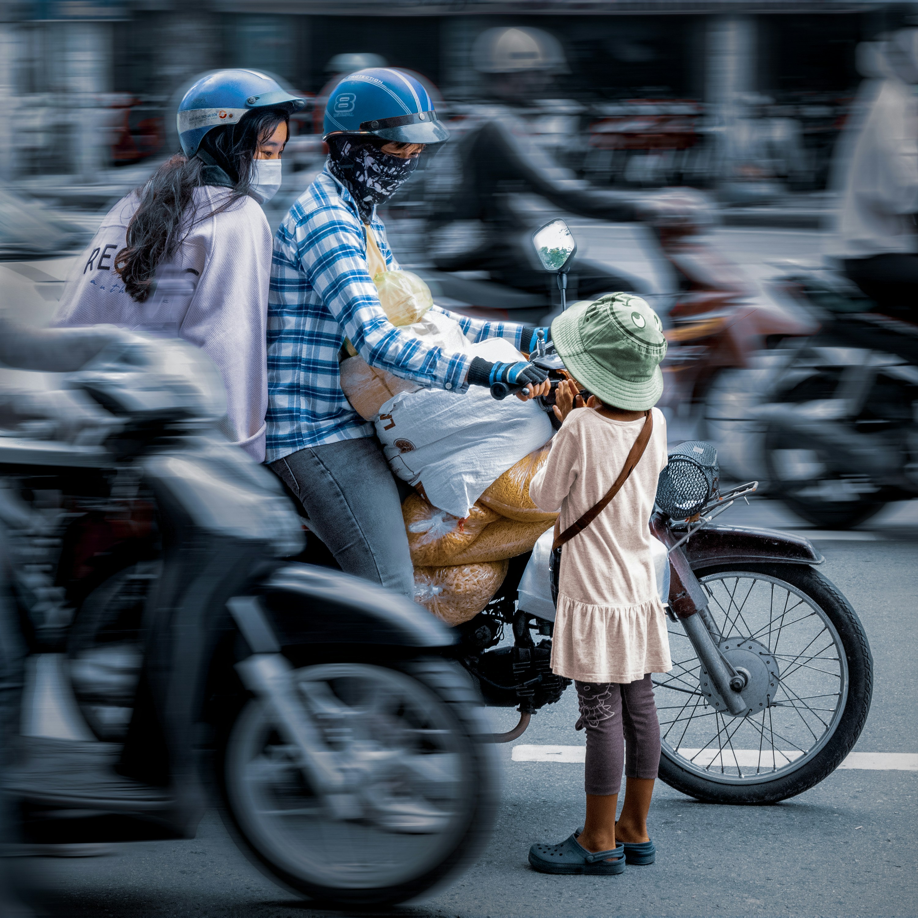 Familie auf Motorrad im dichten Straßenverkehr