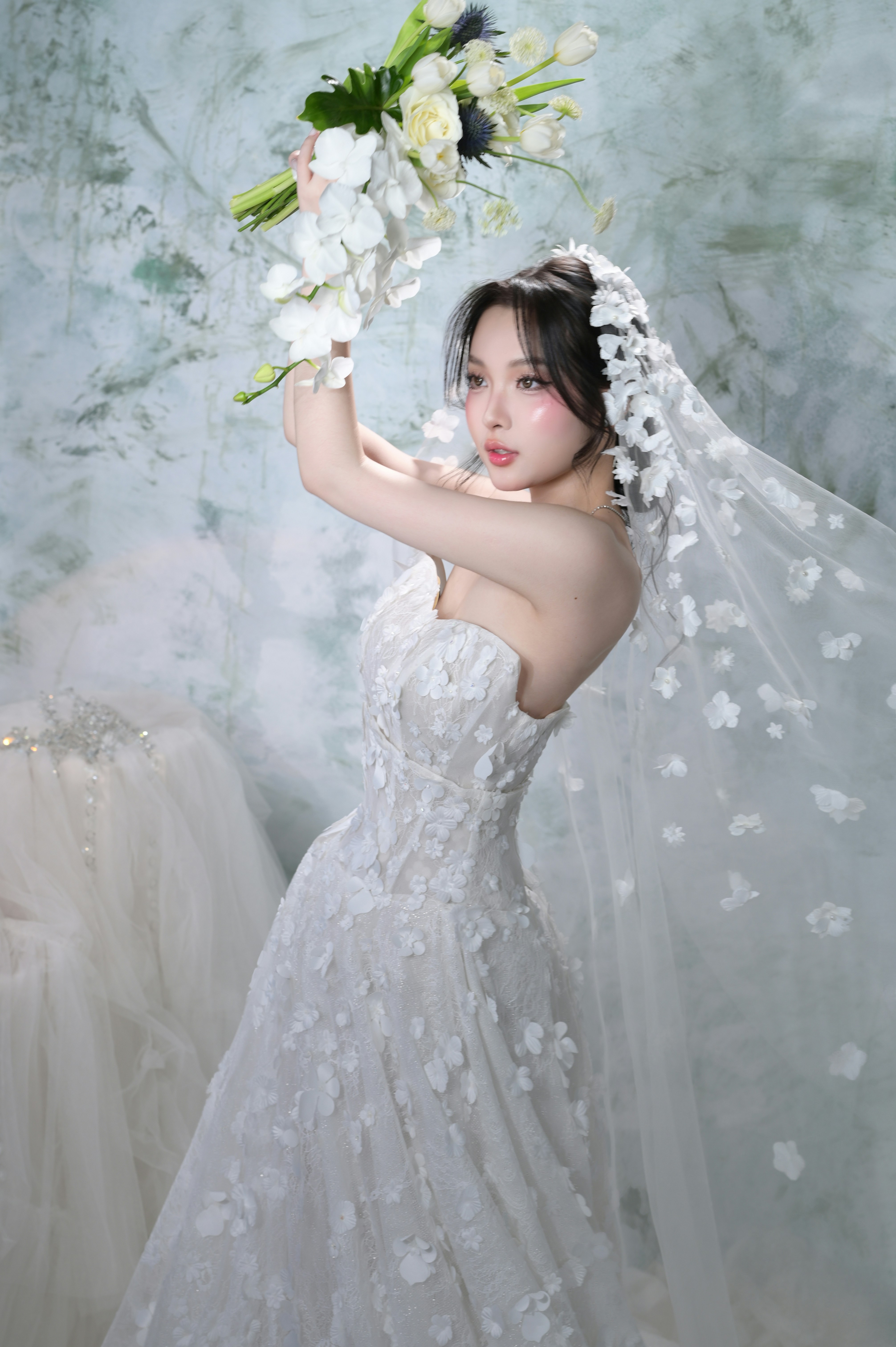 bridal makeup natural, wedding skin glow, soft focus bride, elegant wedding woman, ilustrasi artikel Timeless Beauty: Natural Wedding Makeup Looks for Every Skin Tone 4