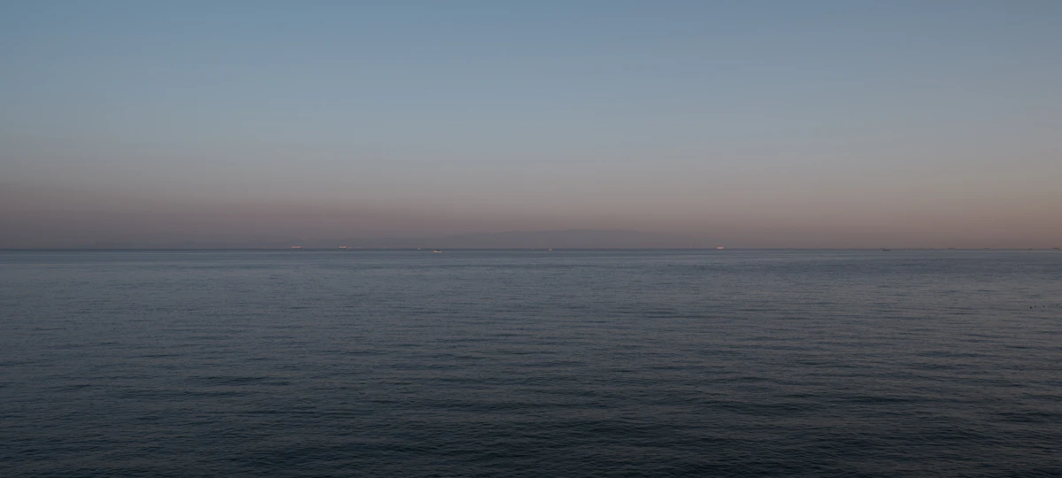 Paisaje sereno con horizonte en calma, símbolo de un proceso de alejamiento espiritual