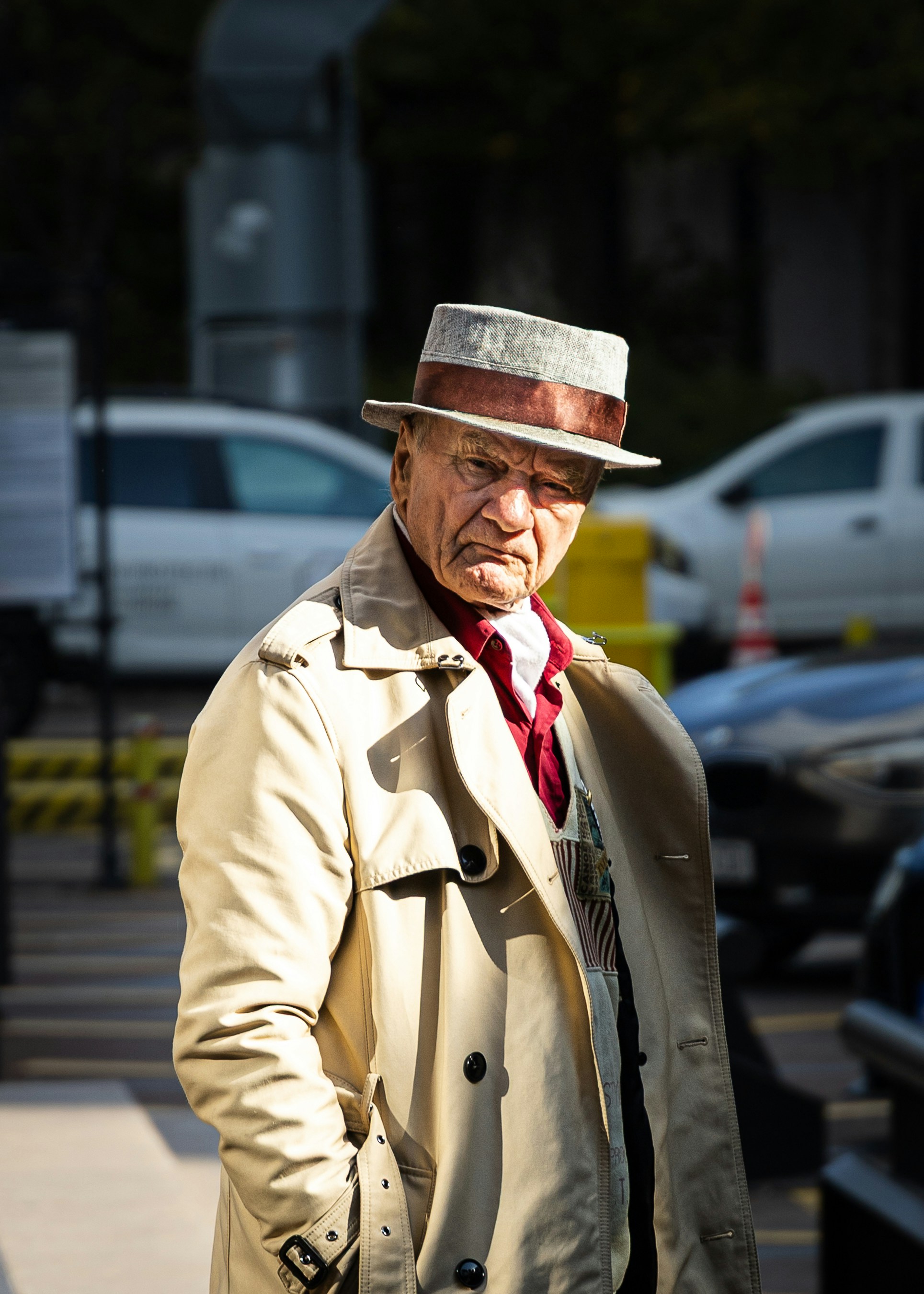 Uomo anziano in trench e cappello fedora