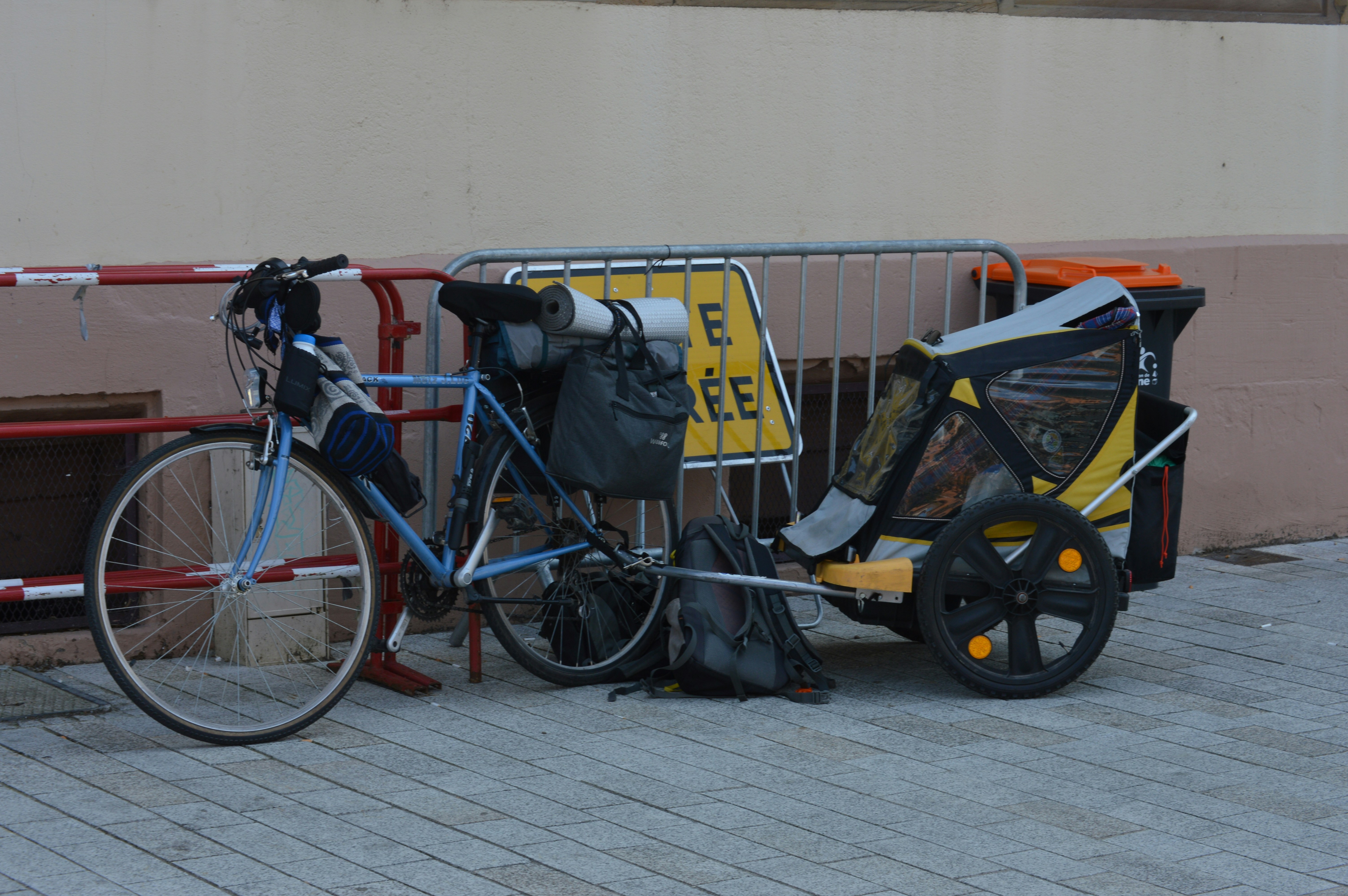 Ein Fahrrad mit Anhänger, das für die Reise gepackt ist