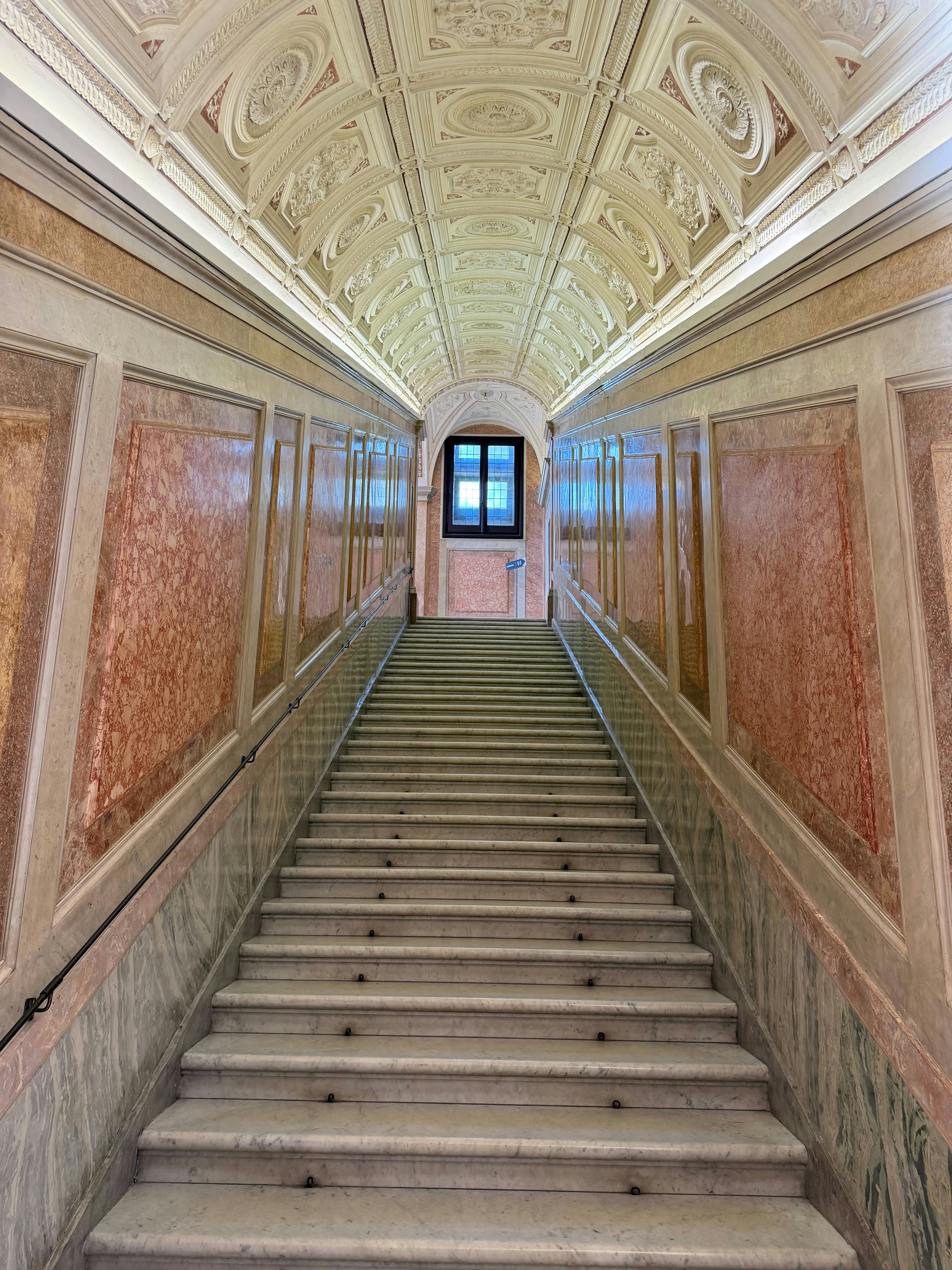 elegant marble hallway, wallpaper, Marble Hallway Space Saving Hacks 4