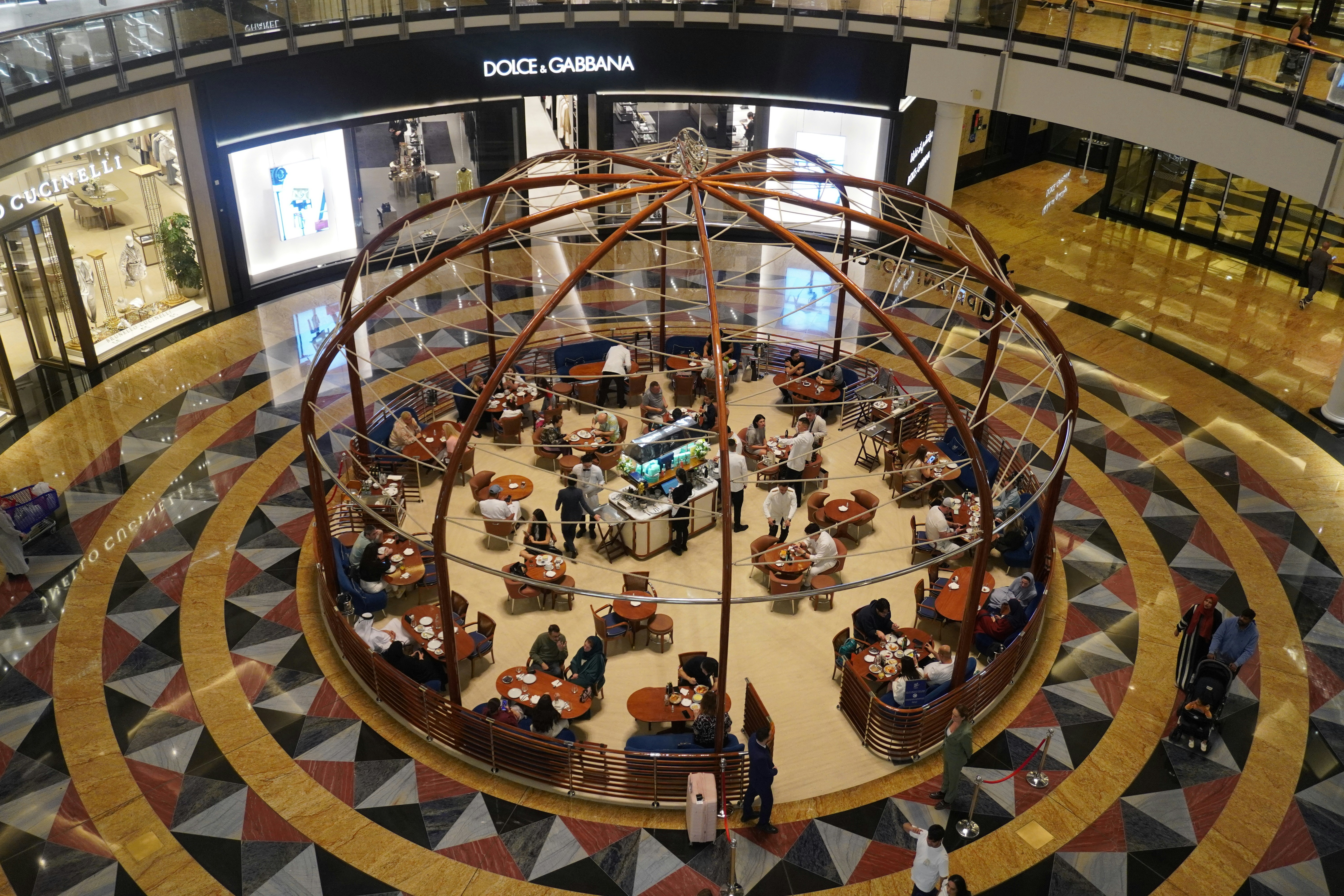 modern retail interior, wallpaper, Bisnis Hermanto Tanoko: Strategi dan Peluang Sukses 6