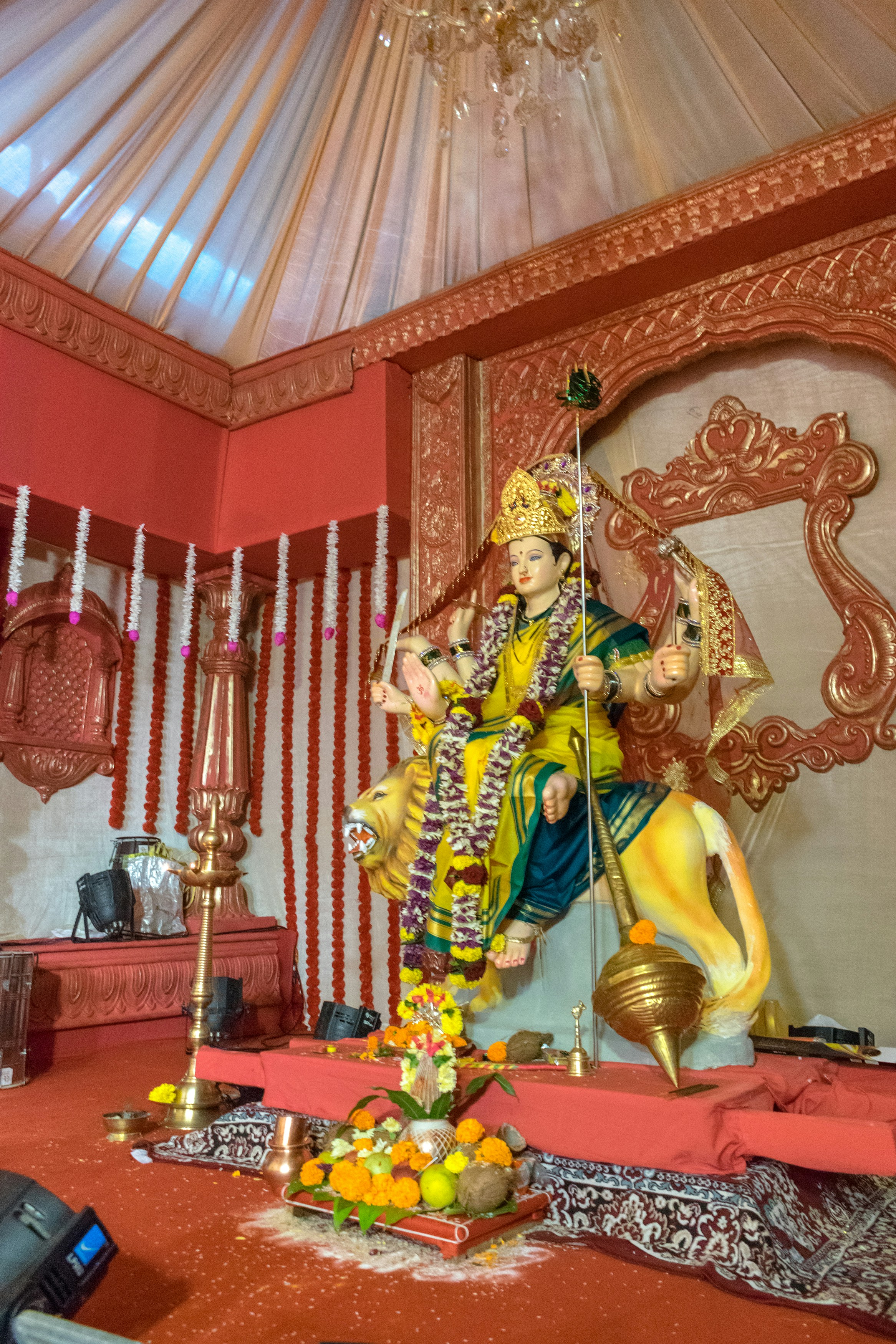 Patung dewi hindu durga mengendarai singa