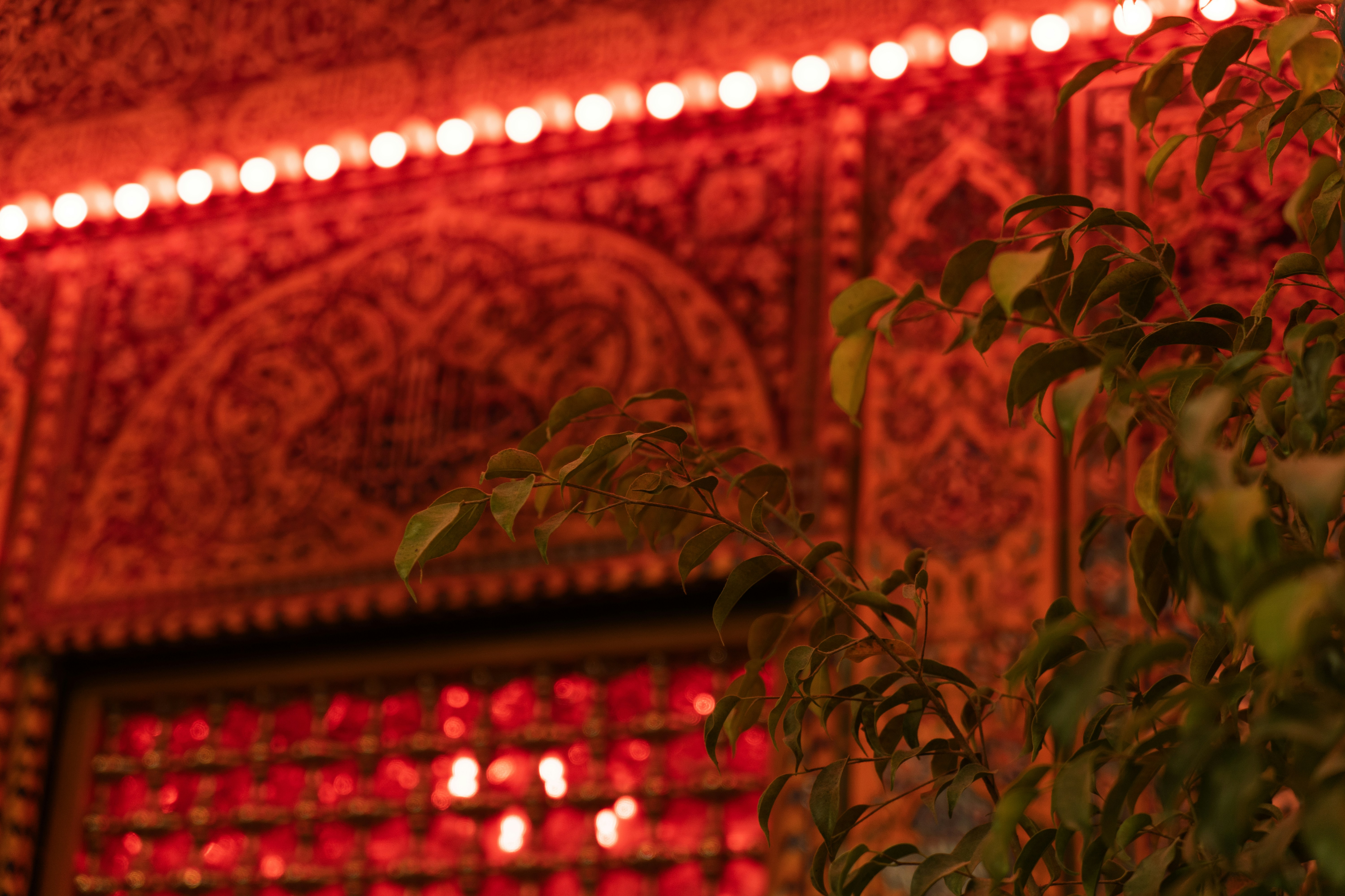 Edificio iluminado en rojo con patrones decorativos