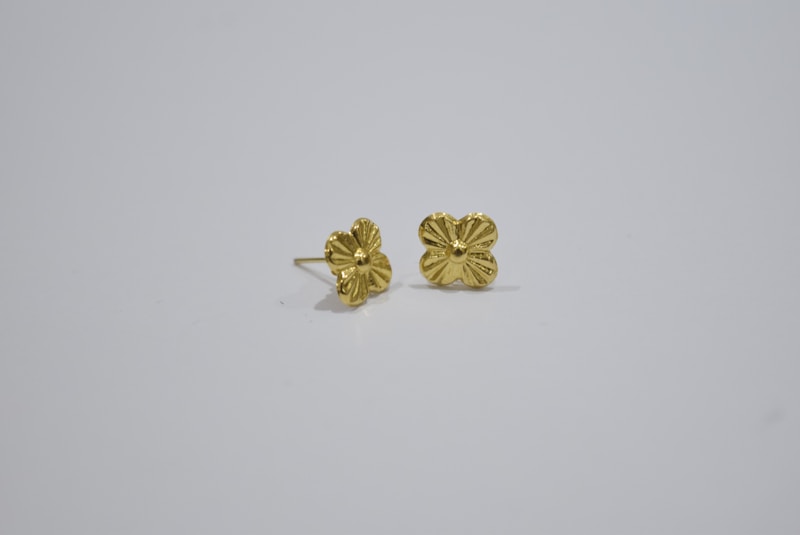 Luxury gold floral stud earrings