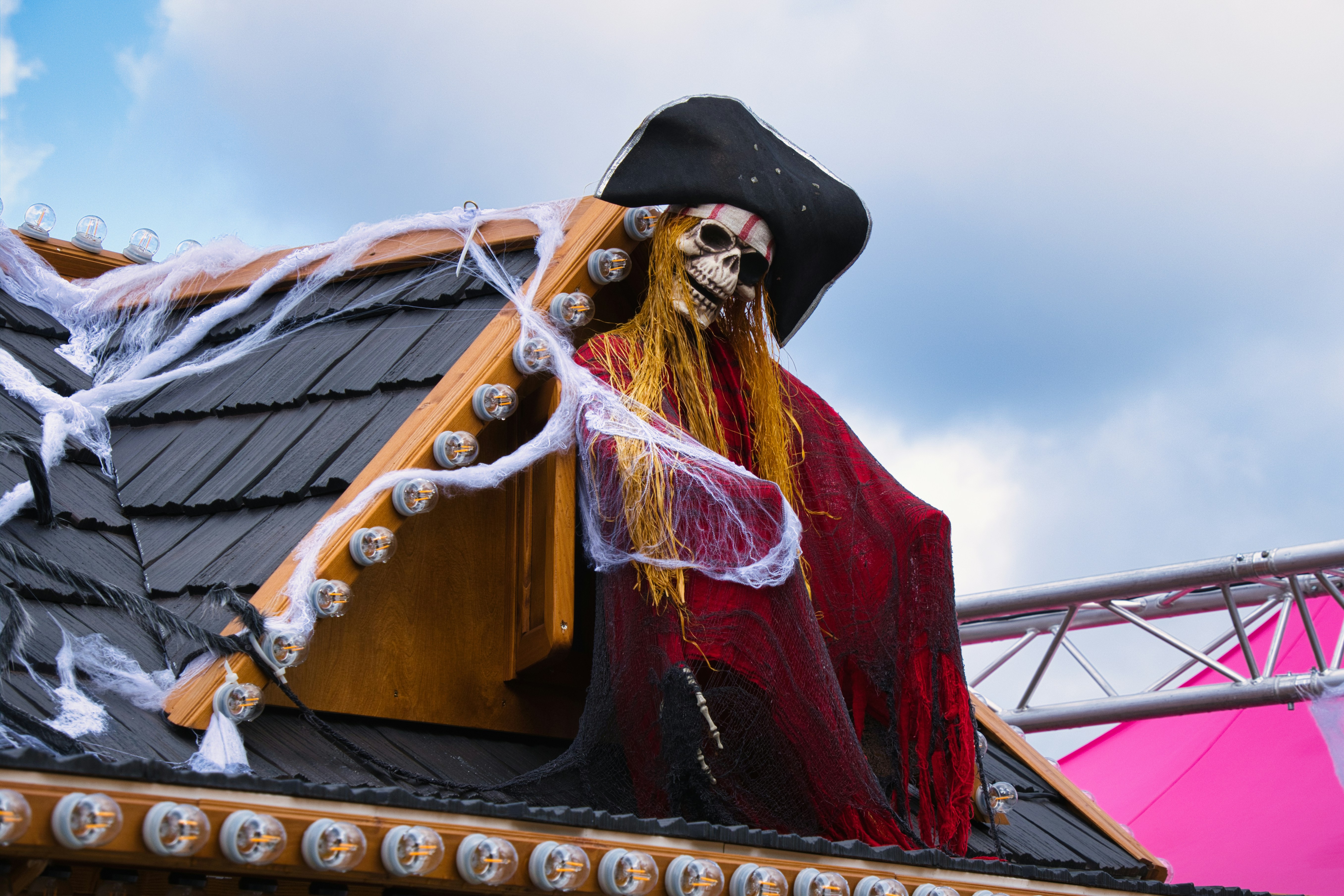 Skelett Piraten Deko auf einem Dach mit Spinnweben