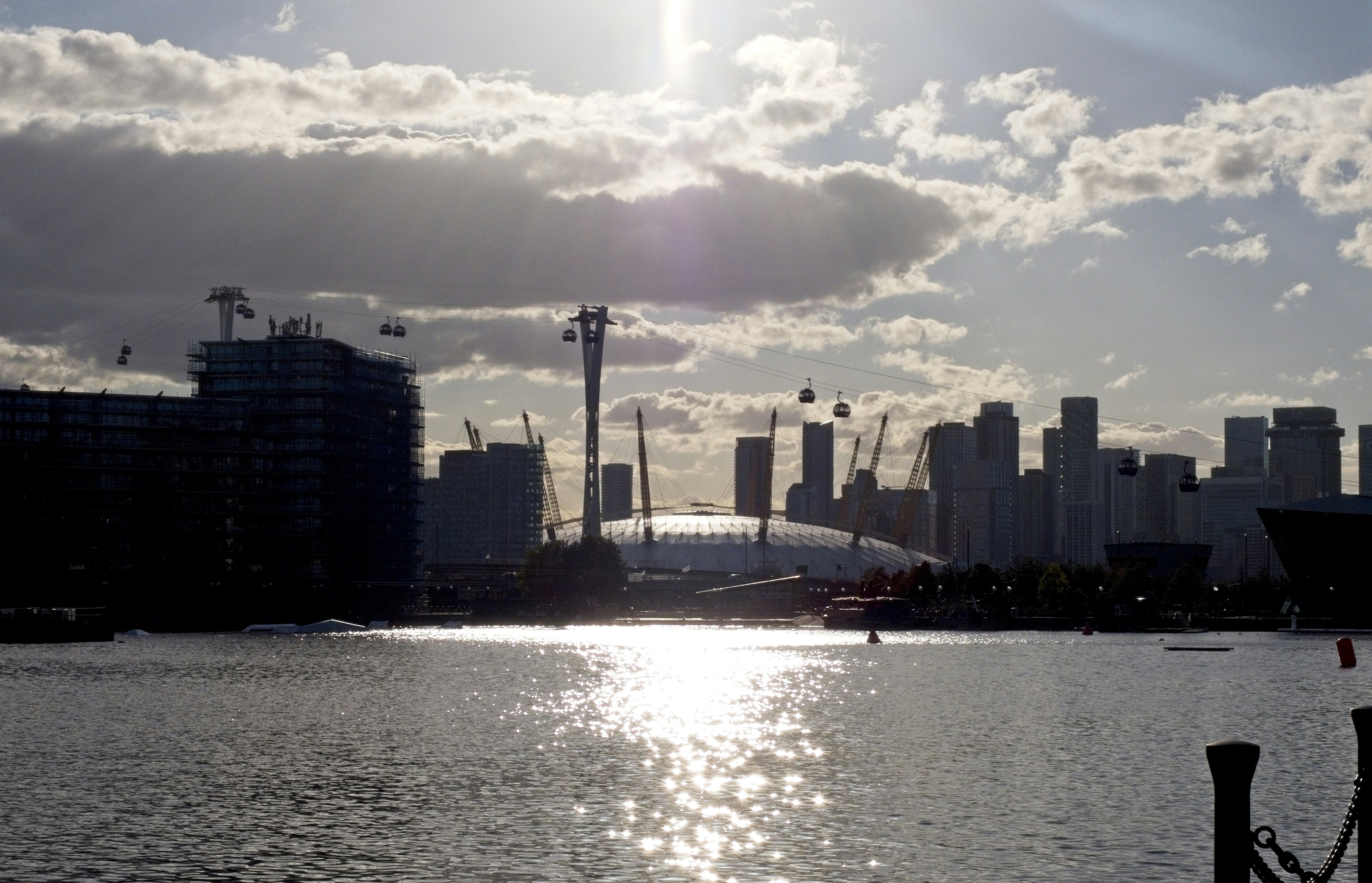 Skyline della città con una cupola e un fiume al tramonto