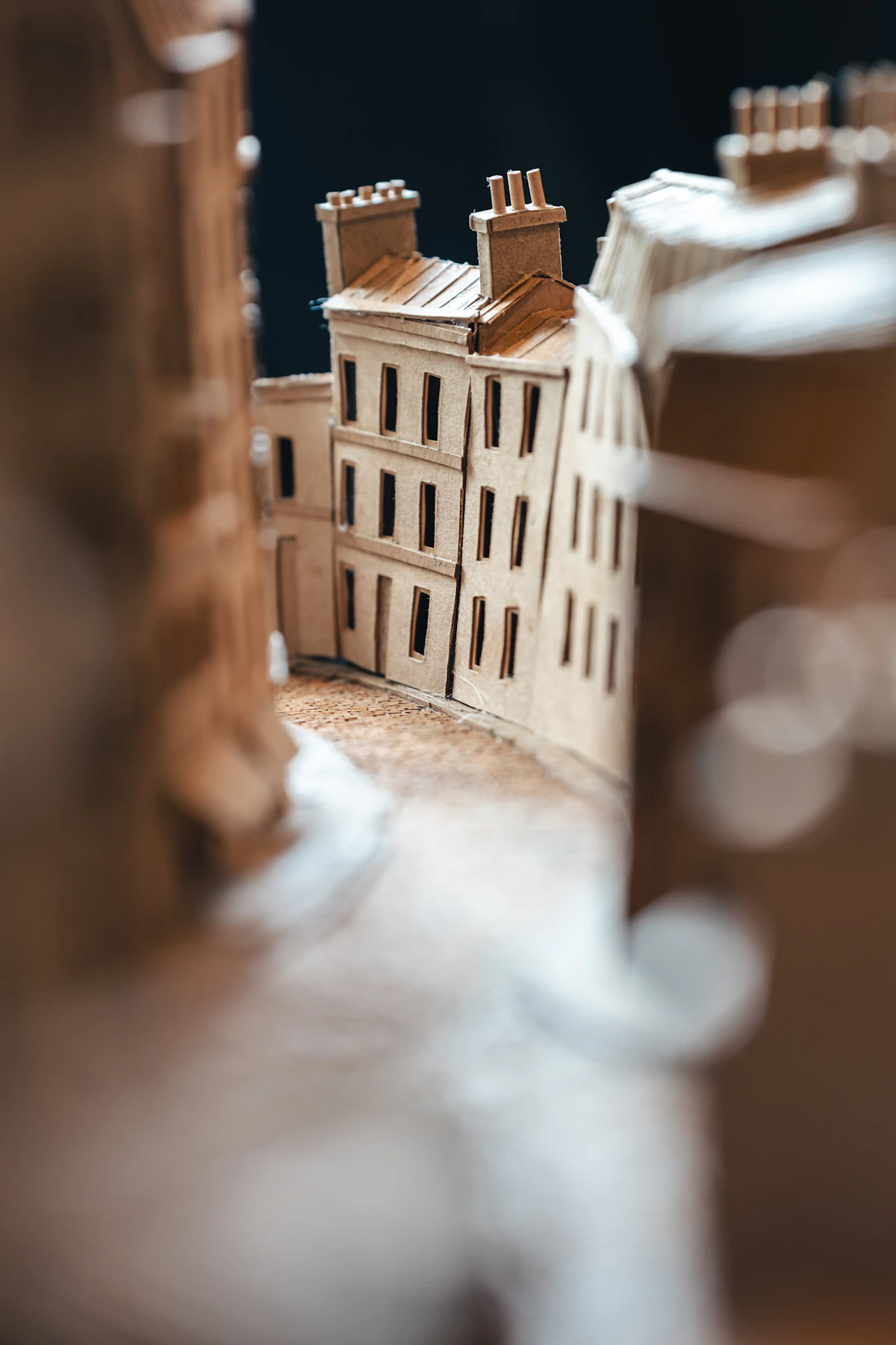 Miniatur bangunan rumah di sudut jalan
